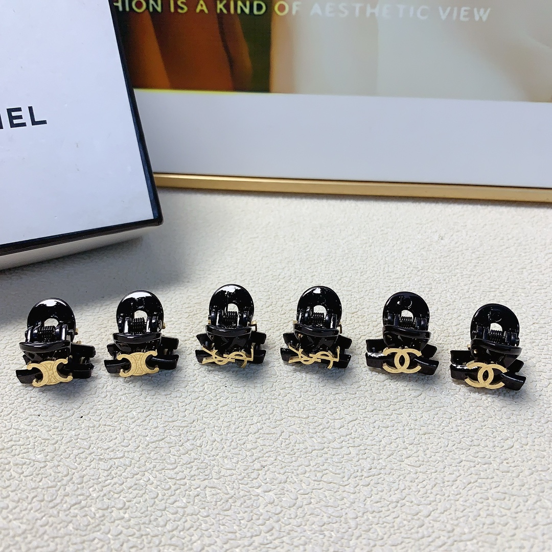 NO:279264,CHANEL Xiaoxiang celine YSL Saint Laurent Titanium steel logo mini clip Korean version small edge clip Exquisite little fairy must-in item Treasure model Close eyes recommended (one pair) hair accessories, hairpins, celine, celine, chanel, saint laurent, saint laurent, hairpins19860909CHANEL小香 celine赛琳 YSL圣罗兰 钛钢logo迷你抓夹韩版小边夹 精致小仙女必入单品 宝藏款 闭眼入推荐款（一对）发饰,发夹,celine,celine,chanel,saint laurent,saint laurent,hairpins,accessory