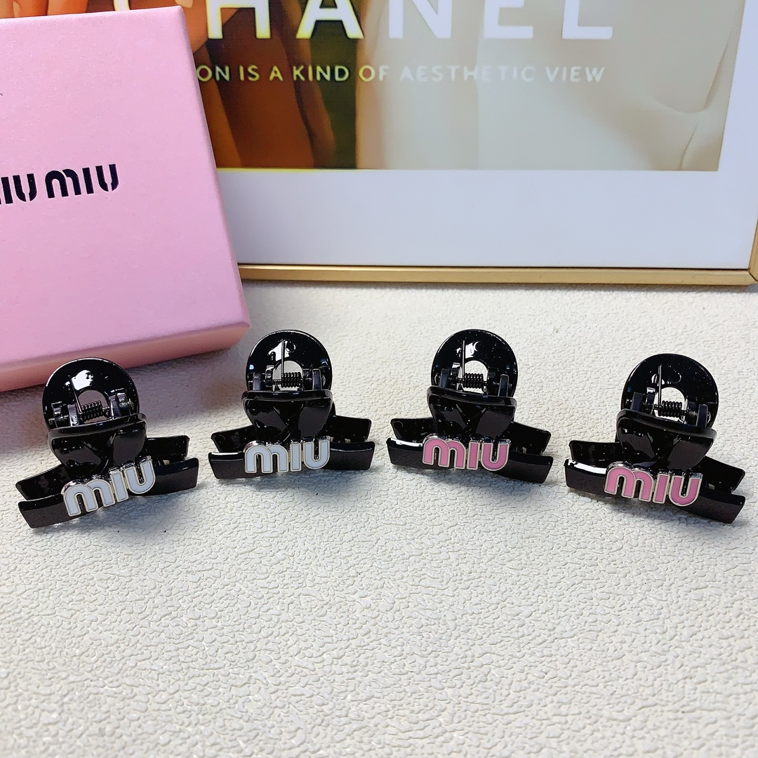 NO:279267,Miumiu Miumiu Miumiu clip Acrylic logo clip Korean version small edge clip Exquisite little fairy must-in-one item Treasure style Close eyes recommended (one pair) hair accessories, hairpins, miumiu, hairpins19860909miumiu缪缪 miumiu抓夹 亚克力logo抓夹韩版小边夹 精致小仙女必入单品 宝藏款 闭眼入推荐款（一对）发饰,发夹,miumiu,hairpins,accessory