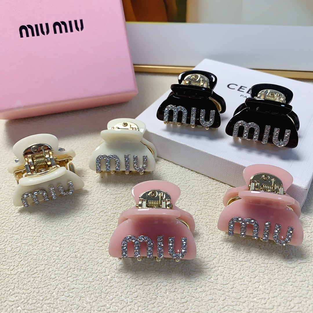 NO:279270,Miumiu Miumiu Miumiu clip Acrylic full diamond logo clip Korean version small edge clip Exquisite little fairy must-in-one item Treasure style Close eyes recommended (a pair) hair accessories, hairpins, miumiu, hairpins19860909miumiu缪缪 miumiu抓夹 亚克力满钻logo抓夹韩版小边夹 精致小仙女必入单品 宝藏款 闭眼入推荐款（一对）发饰,发夹,miumiu,hairpins,accessory