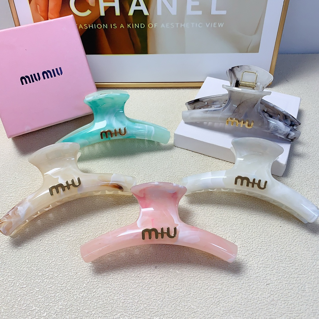 NO:279285,Miumiu Miumiu Miumiu clip titanium steel logo clip versatile temperament and exquisite daily items. Must-in-apped items for fairies. Treasure style. Recommended style for closed eyes (single with hairband box) hair accessories, hairpins, miumiu, hairpins19860909miumiu缪缪 miumiu抓夹 钛钢logo抓夹 气质百搭 日常精致小单品 小仙女必入单品 宝藏款 闭眼入推荐款（单个配发箍盒）发饰,发夹,miumiu,hairpins,accessory