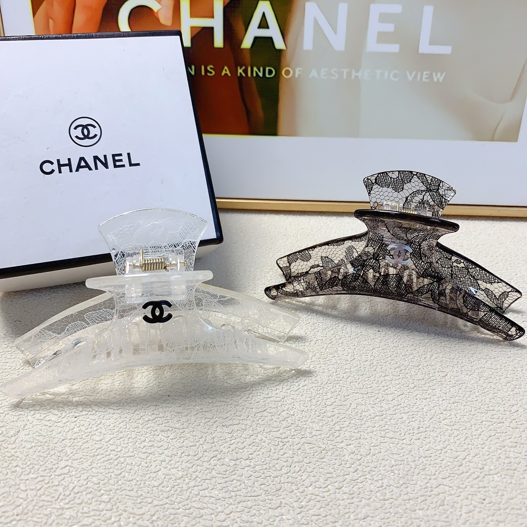 NO:279289,Chanel Xiaoxiang Chanel hairpins, lace logo clips, versatile temperament, daily exquisite items, must-have items for fairies, treasure style, recommended style for closed eyes (single hairband box) hair accessories, hairpins, chanel, hairpins19860909chanel小香 chanel发夹 蕾丝纹logo抓夹 气质百搭 日常精致小单品 小仙女必入单品 宝藏款 闭眼入推荐款（单个配发箍盒）发饰,发夹,chanel,hairpins,accessory