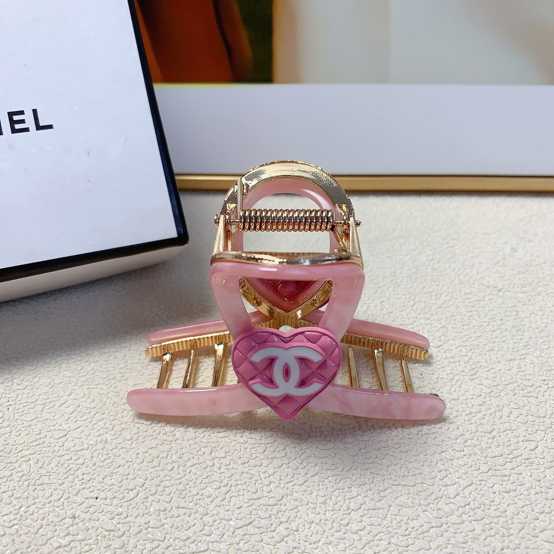 NO:279291,Chanel Xiaoxiang Chanel Hairpins Love logo metal clips Evergrande Temperament exquisite daily items Little fairy must-have items Treasure style Close eyes recommended (single) hair accessories, hairpins, chanel, hairpins19860909chanel小香 chanel发夹 爱心logo金属抓夹 气质百搭 日常精致小单品 小仙女必入单品 宝藏款 闭眼入推荐款（单个）发饰,发夹,chanel,hairpins,accessory