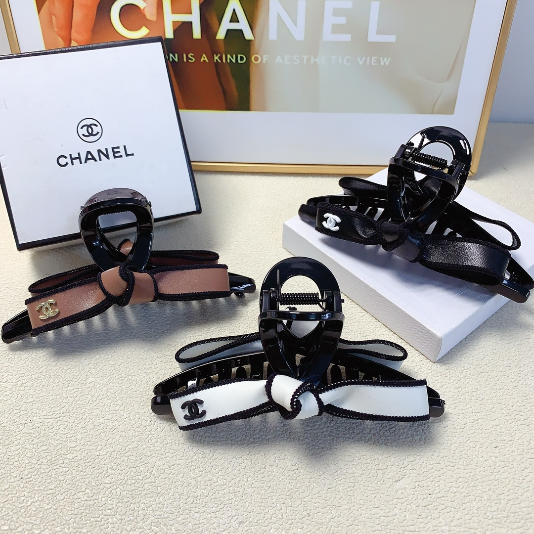 NO:279293,Chanel Xiaoxiang Chanel hairpins, leather bow logo clips, versatile temperament, daily exquisite items, must-have items for fairies, treasure style, recommended style for closed eyes (single hairband box) hair accessories, hairpins, chanel, hairpins19860909chanel小香 chanel发夹 皮革蝴蝶结logo抓夹 气质百搭 日常精致小单品 小仙女必入单品 宝藏款 闭眼入推荐款（单个配发箍盒）发饰,发夹,chanel,hairpins,accessory