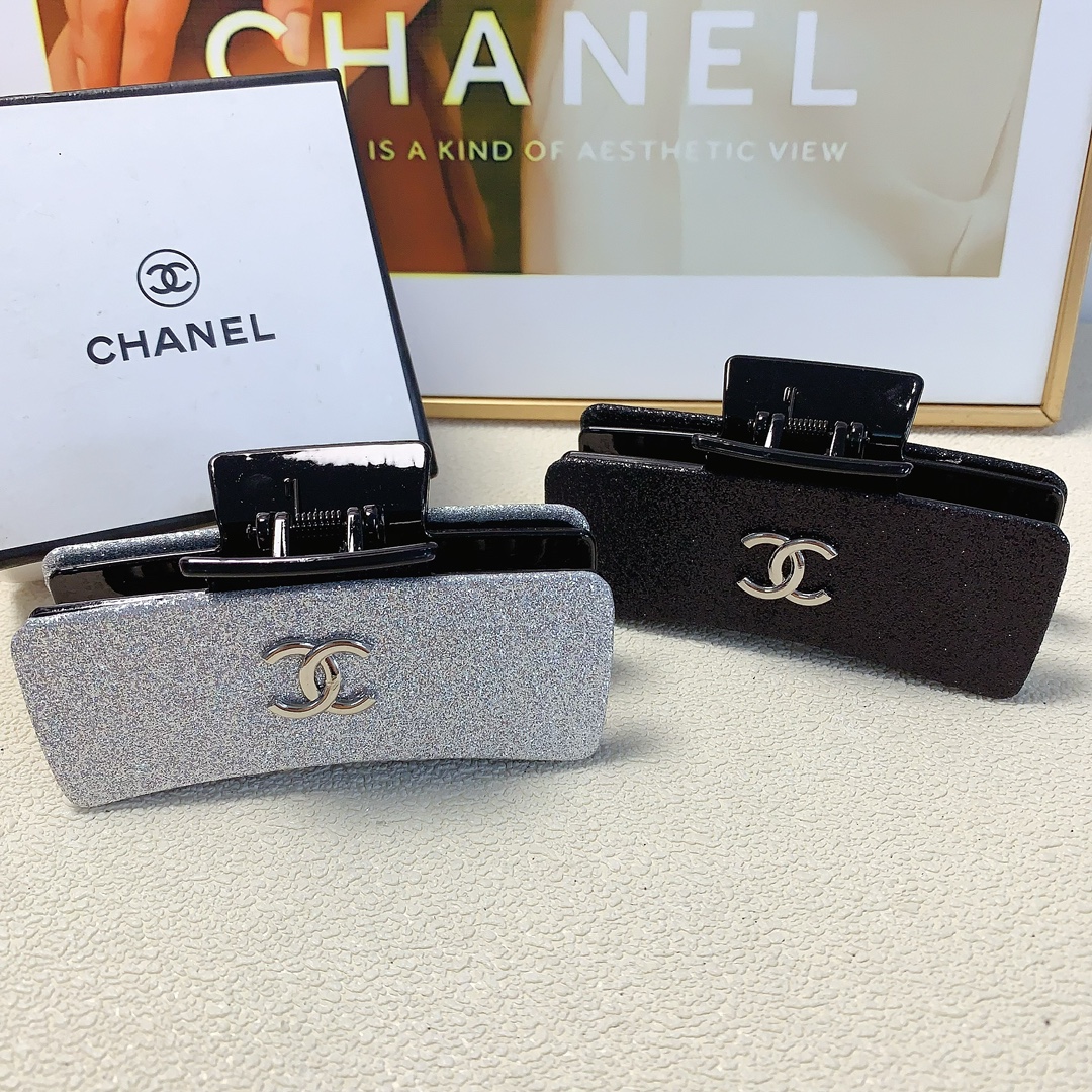NO:279485,Chanel Xiaoxiang Chanel Hairpins New glitter powder titanium steel logo clips All-matched temperament and exquisite daily items Little fairy must-have items Treasure style Recommended style closed eyes (single hairband box) hair accessories, hairpins, chanel, hairpins19860909chanel小香 chanel发夹 新款闪粉钛钢logo抓夹 气质百搭 日常精致小单品 小仙女必入单品 宝藏款 闭眼入推荐款（单个配发箍盒）发饰,发夹,chanel,hairpins,accessory