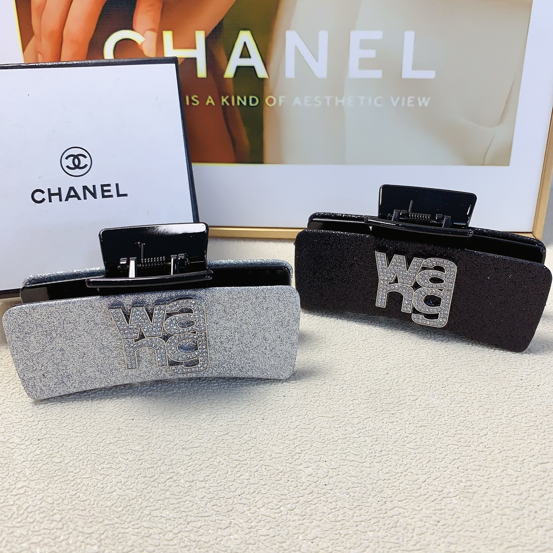 NO:279490,wang Alexander Wang Hairpins New glitter powder diamond-set logo clips All-matched temperament Everyday exquisite items Little fairy must-have items Treasure style Recommended style closed eyes (single hairband box) hair accessories, hairpins, alexander wang, hairpins19860909wang亚历山大王 wang发夹 新款闪粉镶钻logo抓夹 气质百搭 日常精致小单品 小仙女必入单品 宝藏款 闭眼入推荐款（单个配发箍盒）发饰,发夹,alexander wang,hairpins,accessory