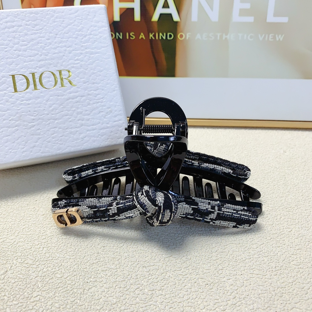 NO:279609,DIOR Dior clips, popular presbyterian logo clips, versatile temperament, daily exquisite items, must-have items for fairies, treasure style, recommended style for closed eyes (single hairband box) hair accessories, hairpins, dior, dior, hairpins19860909DIOR迪奥 Dior抓夹 爆款老花logo抓夹 气质百搭 日常精致小单品 小仙女必入单品 宝藏款 闭眼入推荐款（单个配发箍盒）发饰,发夹,dior,dior,hairpins,accessory