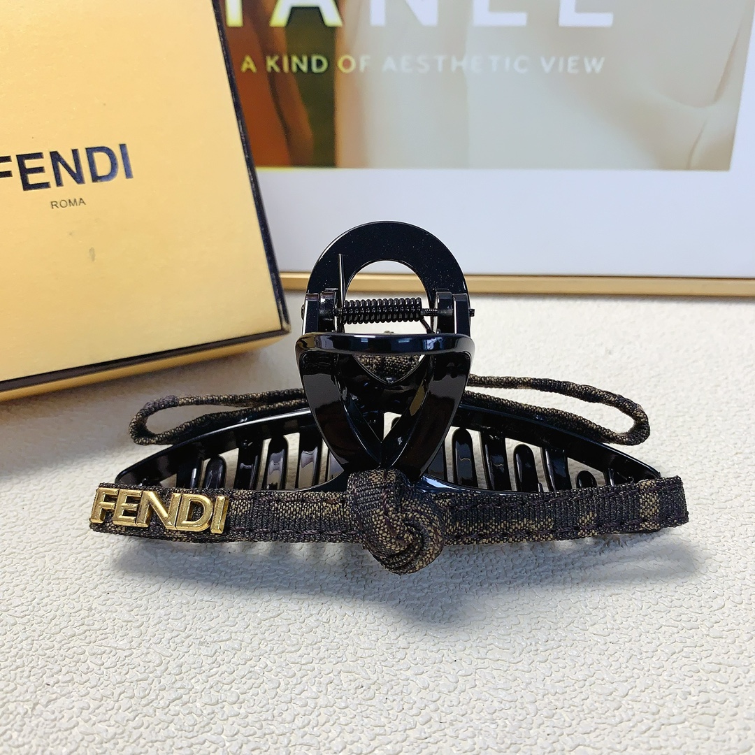 NO:279614,Fendi Fendi Fendi clips, popular presbyterian logo clips, versatile temperament, daily exquisite items, must-have items for fairies, treasure style, recommended style for closed eyes (single with hairband box) hair accessories, hairpins, fendi, fendi, fendi, hairpins19860909Fendi芬迪 Fendi抓夹 爆款老花logo抓夹 气质百搭 日常精致小单品 小仙女必入单品 宝藏款 闭眼入推荐款（单个配发箍盒）发饰,发夹,fendi,fendi,hairpins,accessory