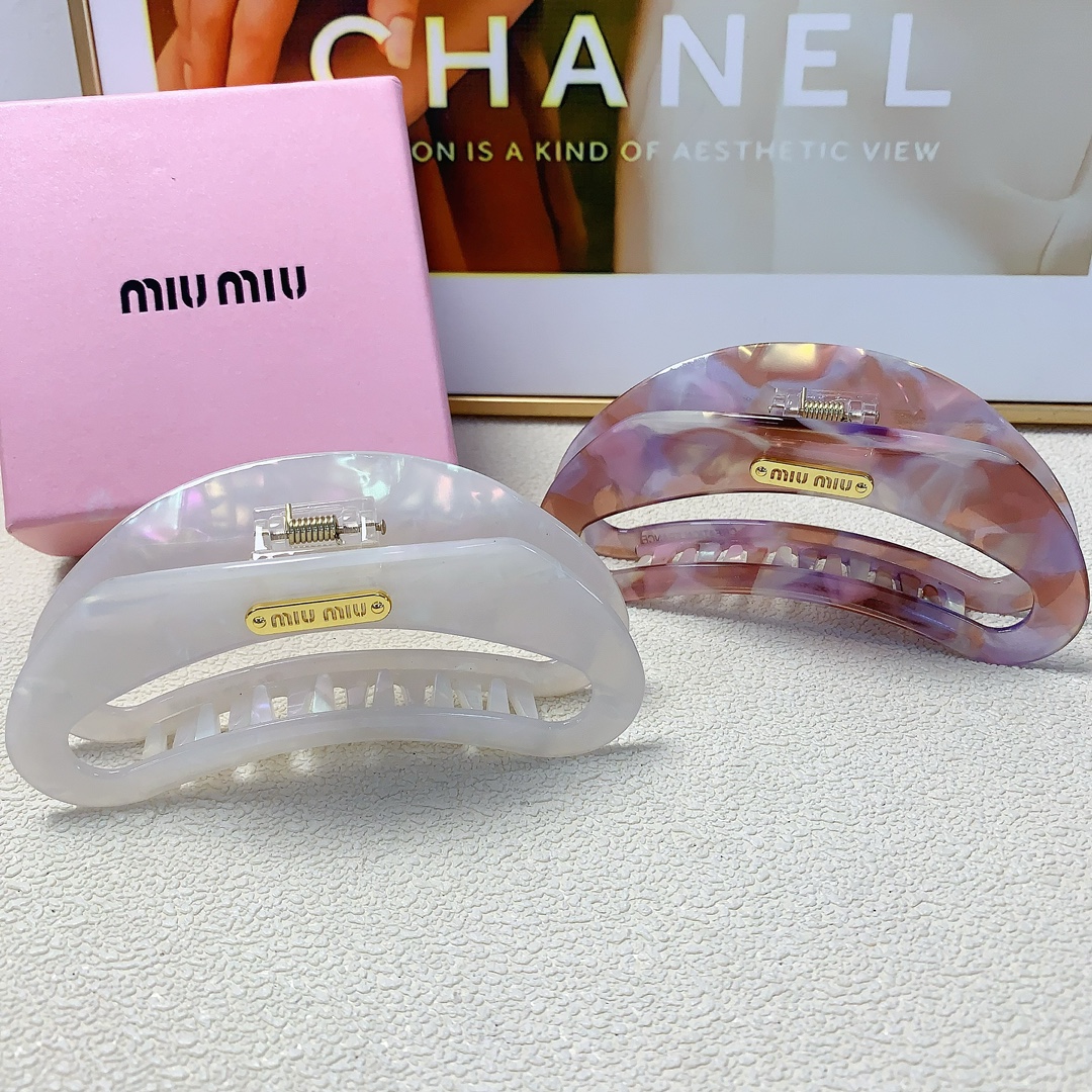 NO:279624,Miumiu Miumiu hairpin, acetate logo clip, versatile temperament, daily exquisite items, must-have items for fairies, treasure style, recommended style for closed eyes (single with hairband box) hair accessories, hairpins, miumiu, hairpins19860909miumiu缪缪 miumiu发夹 醋酸logo抓夹 气质百搭 日常精致小单品 小仙女必入单品 宝藏款 闭眼入推荐款（单个配发箍盒）发饰,发夹,miumiu,hairpins,accessory