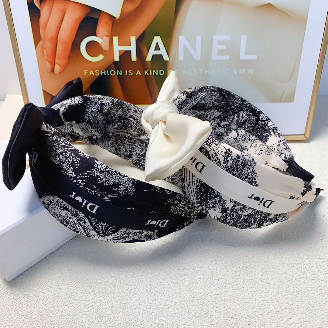 NO:279960,Dior Dior headband New bow logo light luxury style hairband Daily exquisite items All-matched versatile little fairy must-have items Full of celebrity style ~ Treasure style Close eyes Recommended style (single) hair accessories, hairpins, dior, dior, hairpins19860909Dior迪奥 Dior发箍 新款蝴蝶结logo轻奢风发箍 日常精致小单品 气质百搭小仙女必入单品 名媛风十足～宝藏款 闭眼入推荐款（单个）发饰,发夹,dior,dior,hairpins,accessory