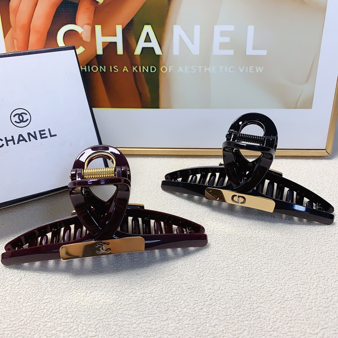 NO:279984,Dior chanel Xiaoxiang New titanium steel logo clip, versatile temperament, daily exquisite items, must-have items for fairies, treasure style, recommended style for closed eyes (single with hairband box) hair accessories, hairpins, chanel, dior, dior, hairpins19860909Dior迪奥 chanel小香 新款钛钢logo抓夹 气质百搭 日常精致小单品 小仙女必入单品 宝藏款 闭眼入推荐款（单个配发箍盒）发饰,发夹,chanel,dior,dior,hairpins,accessory