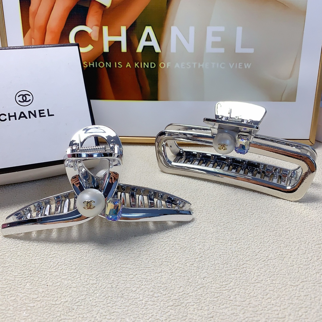 NO:280012,Chanel Xiaoxiang Chanel clip Pearl logo clip Temperament versatile daily exquisite items Little fairy must-have items Treasure style Closed eyes recommended style (single with hairband box) hair accessories, hairpins, chanel, hairpins19860909chanel小香 chanel抓夹 珍珠logo抓夹 气质百搭 日常精致小单品 小仙女必入单品 宝藏款 闭眼入推荐款（单个配发箍盒）发饰,发夹,chanel,hairpins,accessory