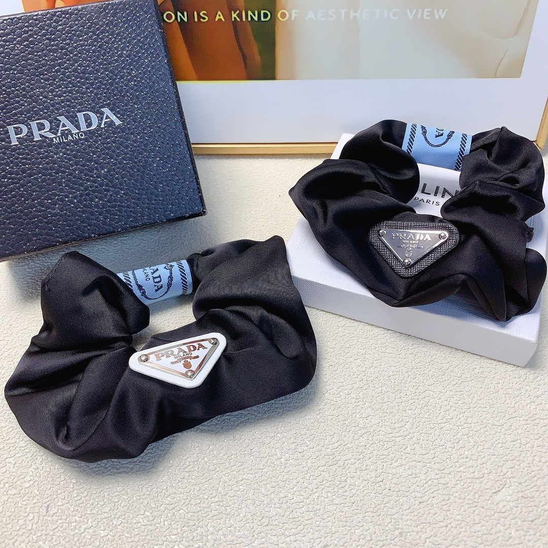 NO:279969,Prada Prada rubber band Triangle logo cloth rubber band hair ring Daily exquisite items A must-have item for a fairy with temperament and versatility Treasure style Recommended style for closed eyes (single) hair accessories, hairpins, prada, prada, hairpins19860909Prada普拉达 Prada皮筋 三角logo布标皮筋发圈 日常精致小单品 气质百搭小仙女必入单品 宝藏款 闭眼入推荐款（单个）发饰,发夹,prada,prada,hairpins,accessory
