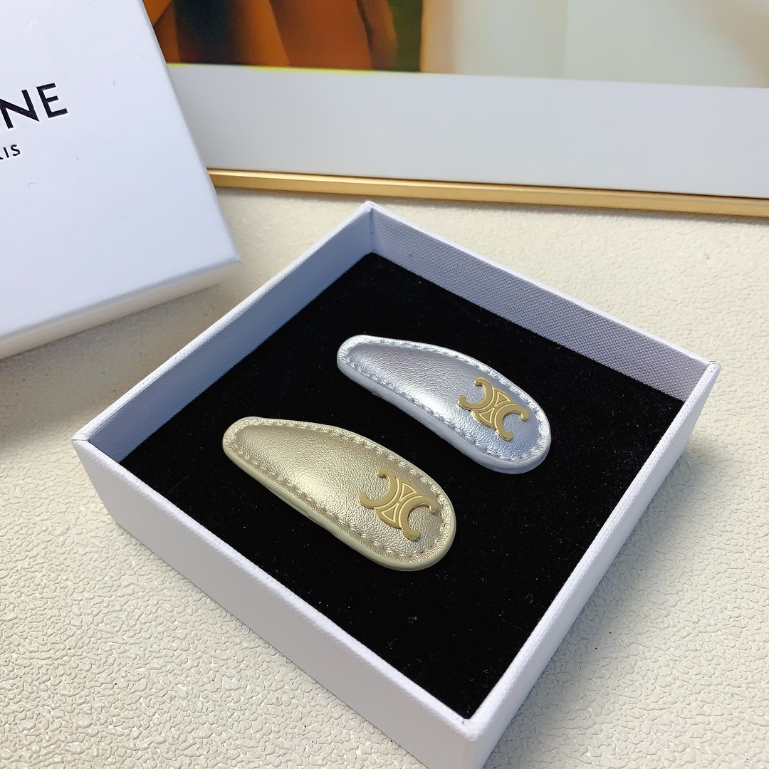 NO:279975,celine celine hair clip cowhide titanium steel logo edge clip BB clip Temperature and versatile little fairy must-have item Treasure style Close eyes recommended (single) hair accessories, hair clips, celine, celine, cowhide, hairpins19860909celine赛琳 celine发夹 牛皮钛钢logo边夹BB夹 气质百搭小仙女必入单品 宝藏款 闭眼入推荐款（单个）发饰,发夹,celine,celine,cowhide,hairpins,accessory