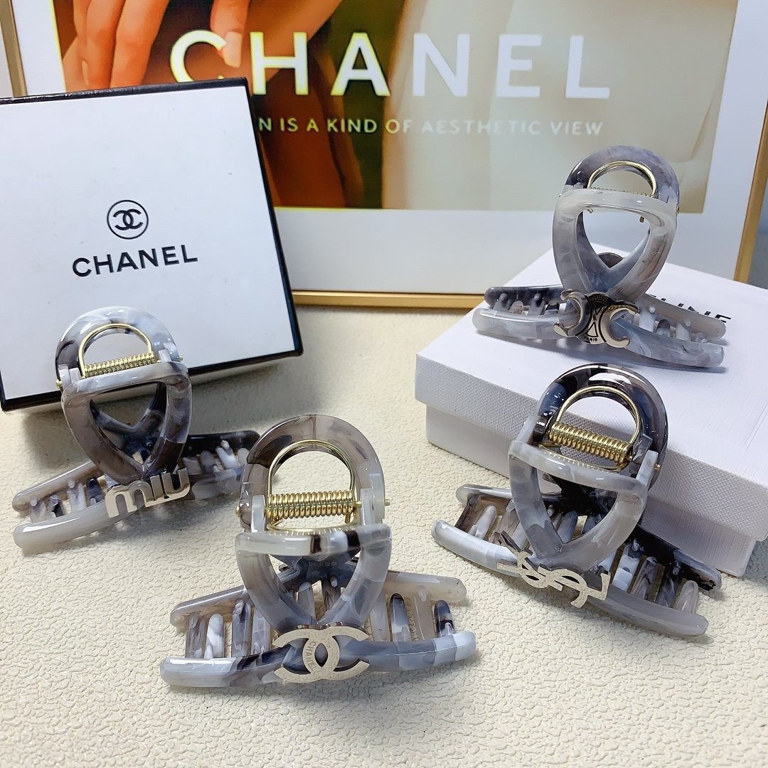 NO:280004,Chanel Xiaoxiang celine YSL Saint Laurent Miumiu Titanium steel logo clip Temperament versatile daily exquisite items Little fairy must-have items Treasure style Close eyes recommended (single) hair accessories, hairpins, celine, celine, chanel, miumiu, saint laurent, saint laurent, hairpins19860909chanel小香 celine赛琳 YSL圣罗兰 miumiu缪缪 钛钢logo抓夹 气质百搭 日常精致小单品 小仙女必入单品 宝藏款 闭眼入推荐款（单个）发饰,发夹,celine,celine,chanel,miumiu,saint laurent,saint laurent,hairpins,accessory