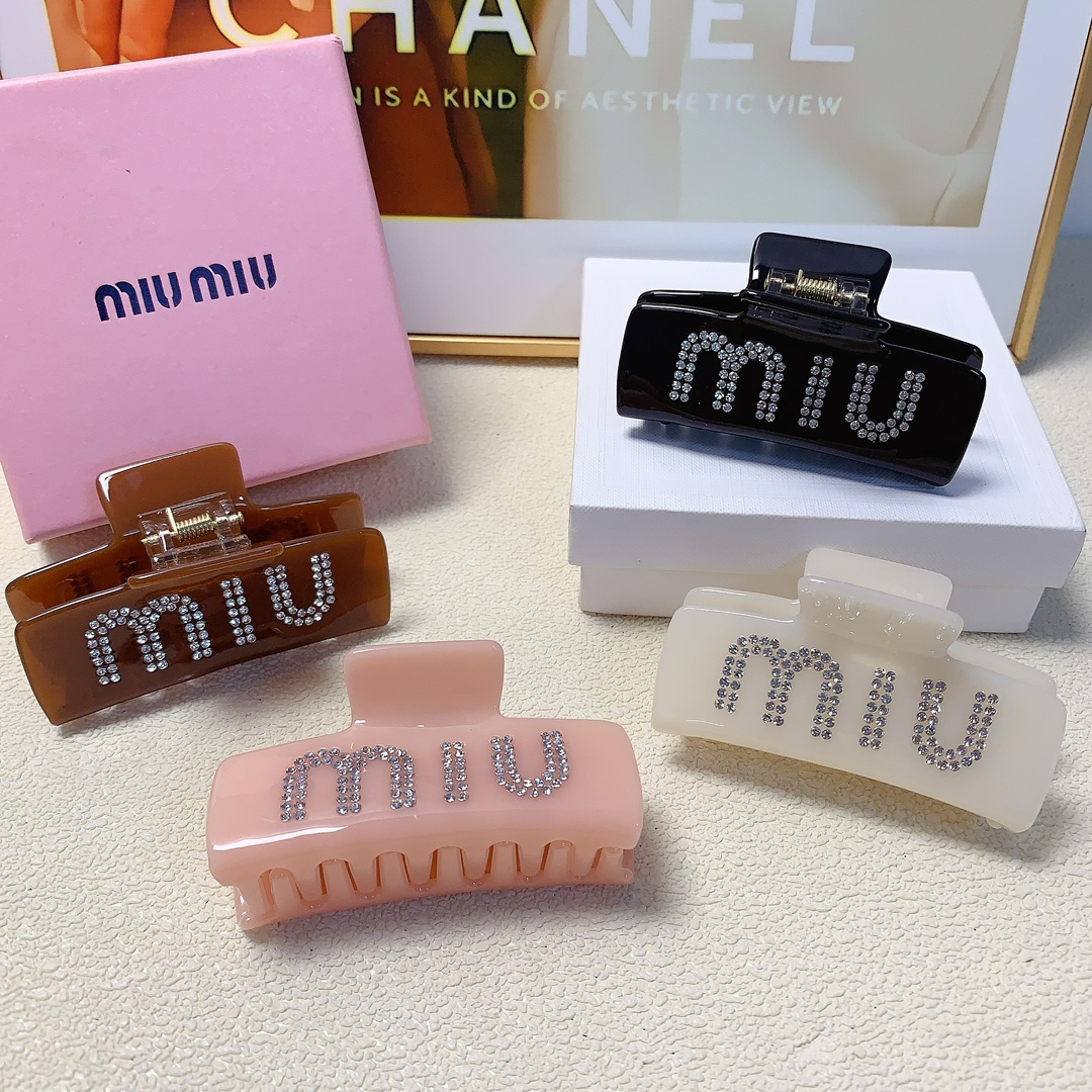 NO:280014,Miumiu Miumiu Miumiu clips, acetic acid full diamond logo clips, versatile temperament, daily exquisite items, must-have items for fairies, treasure style, recommended style for closed eyes (single) hair accessories, hairpins, miumiu, hairpins19860909miumiu缪缪 miumiu抓夹 醋酸满钻logo抓夹 气质百搭 日常精致小单品 小仙女必入单品 宝藏款 闭眼入推荐款（单个）发饰,发夹,miumiu,hairpins,accessory