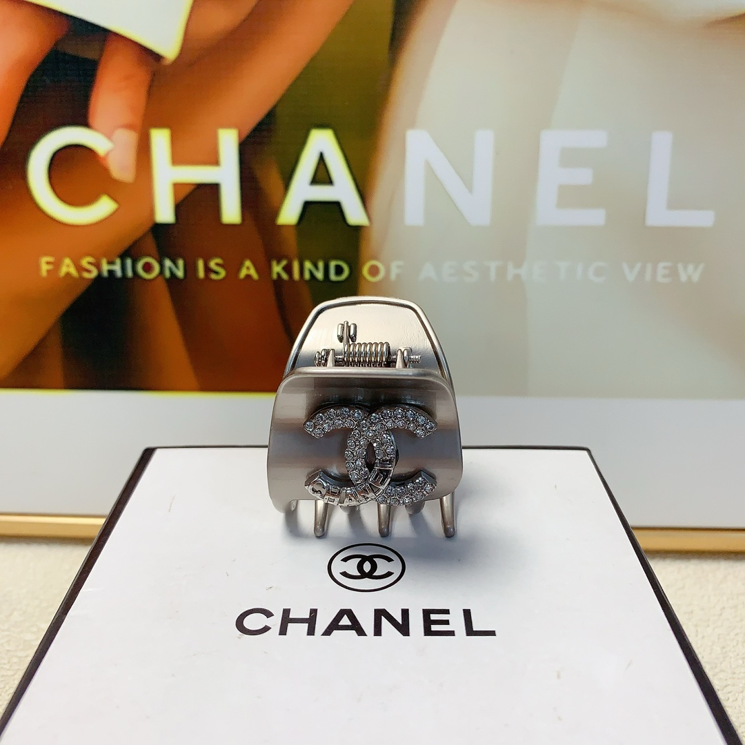 NO:280019,Chanel Xiaoxiang Chanel clip New logo metal clip versatile temperament Everyday exquisite items Little fairy must-have items Treasure style Close eyes recommended (single) hair accessories, hairpins, chanel, hairpins19860909chanel小香 chanel抓夹 新款logo金属抓夹 气质百搭 日常精致小单品 小仙女必入单品 宝藏款 闭眼入推荐款（单个）发饰,发夹,chanel,hairpins,accessory