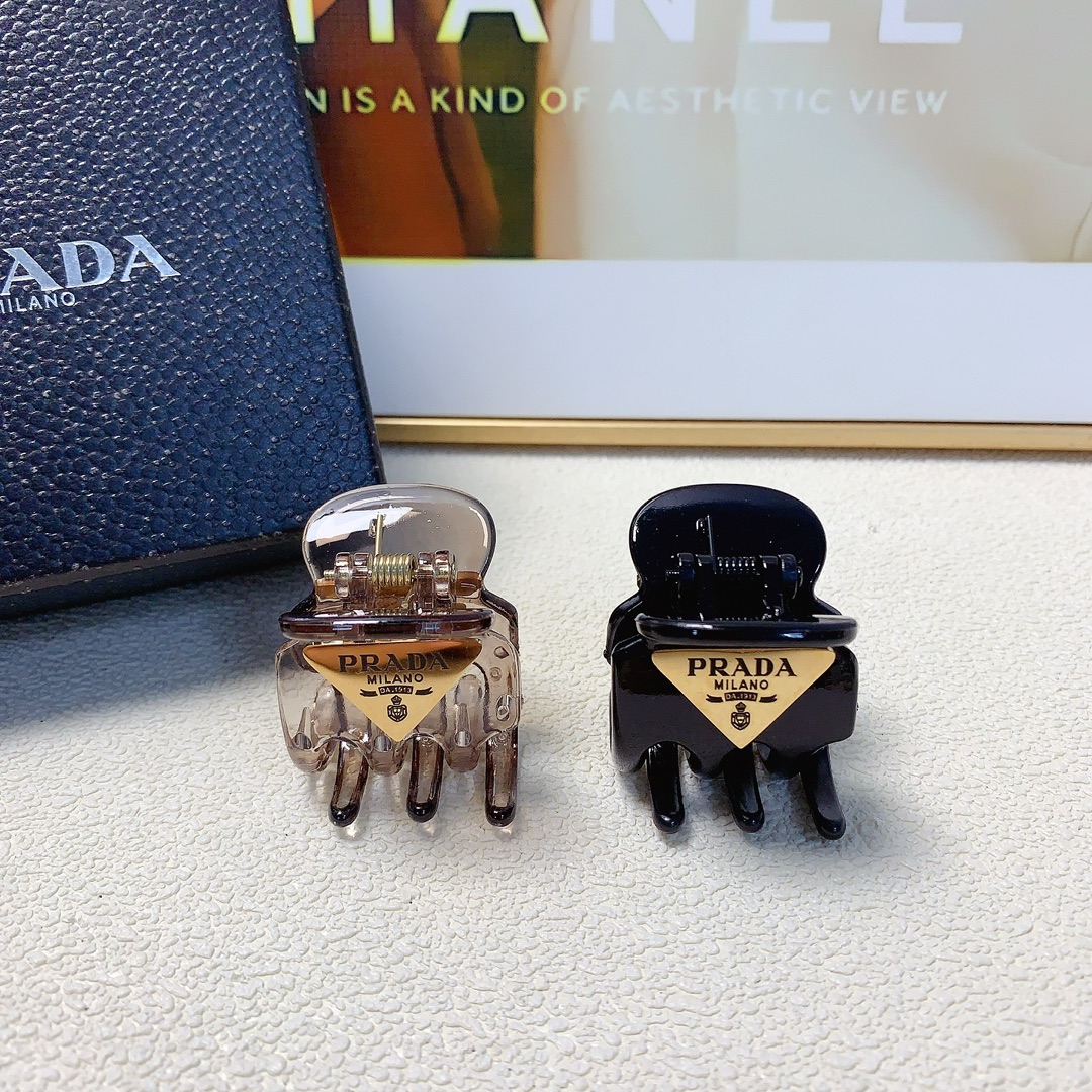 NO:279971,Prada Prada clip titanium steel logo clip versatile temperament and exquisite daily items. Must-in-place items for fairies. Treasure style. Recommended style for closed eyes (single) hair accessories, hairpins, prada, prada, hairpins19860909Prada普拉达 Prada抓夹 钛钢logo抓夹 气质百搭 日常精致小单品 小仙女必入单品 宝藏款 闭眼入推荐款（单个）发饰,发夹,prada,prada,hairpins,accessory
