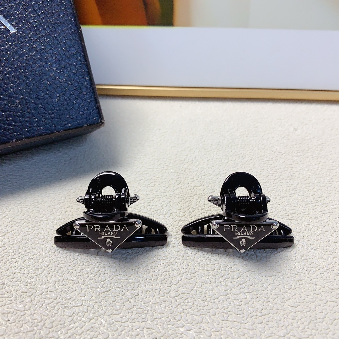 NO:279983,Prada Prada Prada grab clip New triangle △ logo clip Korean version small edge clip Exquisite little fairy must-in item Treasure model Close eyes recommended (one pair) hair accessories, hairpins, prada, prada, hairpins19860909Prada普拉达 Prada抓夹 新款三角△logo抓夹韩版小边夹 精致小仙女必入单品 宝藏款 闭眼入推荐款（一对）发饰,发夹,prada,prada,hairpins,accessory