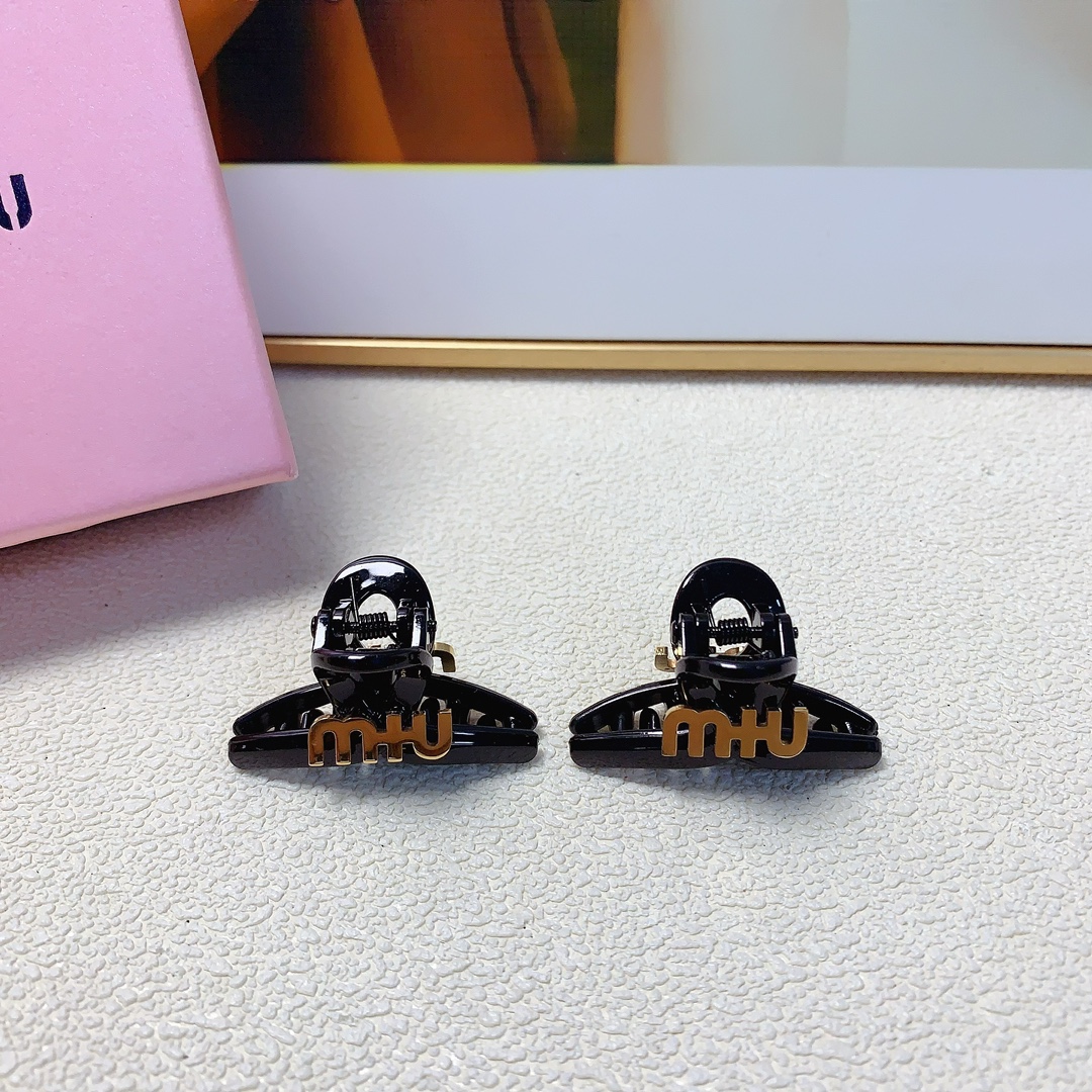 NO:279989,Miumiu Miumiu Miumiu clip titanium steel logo clip Korean version small edge clip Exquisite little fairy must-in-one item Treasure style Close eyes recommended (one pair) hair accessories, hairpins, miumiu, hairpins19860909miumiu缪缪 miumiu抓夹 钛钢logo抓夹韩版小边夹 精致小仙女必入单品 宝藏款 闭眼入推荐款（一对）发饰,发夹,miumiu,hairpins,accessory