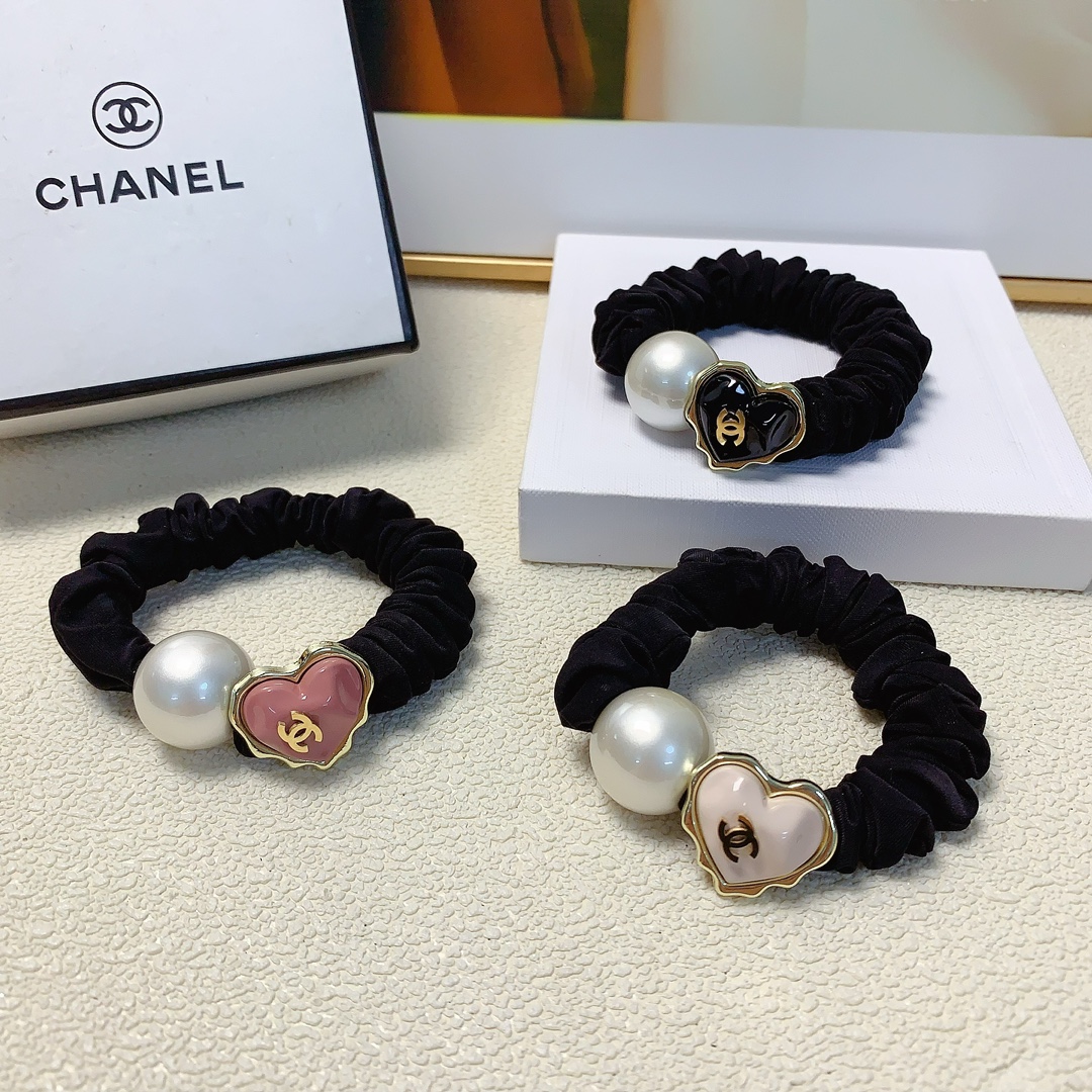 NO:280047,Chanel Xiaoxiang Chanel rubber band Pearl logo rubber band hair ring Daily exquisite items A must-have item for a fairy with temperament and versatility Treasure style Recommended style for closed eyes (single) hair accessories, hairpins, chanel, hairpins19860909chanel小香 chanel皮筋 珍珠logo皮筋发圈 日常精致小单品 气质百搭小仙女必入单品 宝藏款 闭眼入推荐款（单个）发饰,发夹,chanel,hairpins,accessory