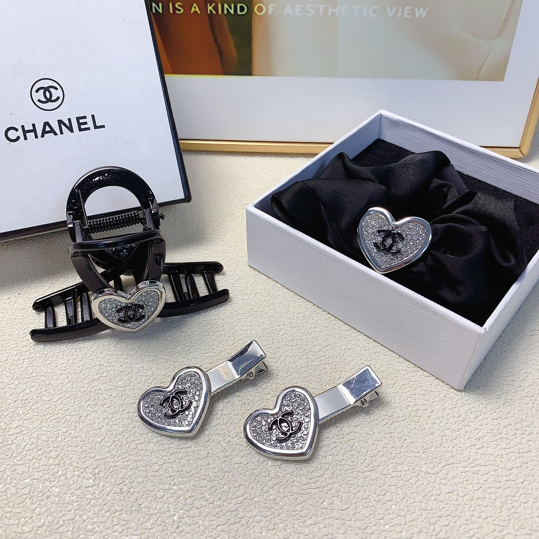 NO:280210,Chanel Xiaoxiang Chanel Pressing Clip Heart-shaped logo Pressing Clip Bangs Clip Daily exquisite items, Temperament versatile little fairy must-have items, Treasure style, Eye-closed recommended style (a pair) hair accessories, hairpins, chanel, hairpins19860909chanel小香 chanel压夹 心形logo压夹边夹刘海夹日常精致小单品 气质百搭小仙女必入单品 宝藏款 闭眼入推荐款（一对）发饰,发夹,chanel,hairpins,accessory