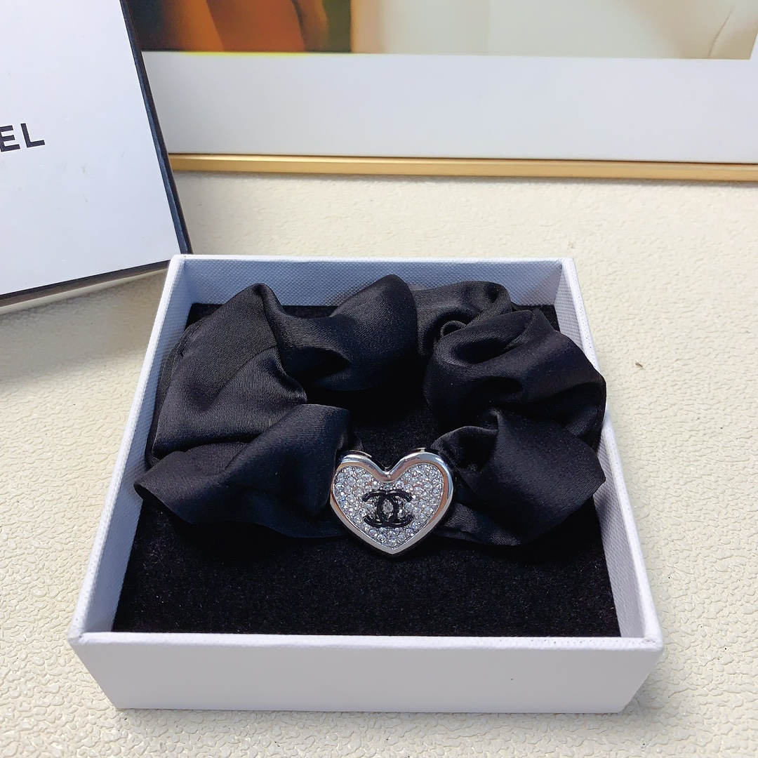 NO:280216,Chanel Xiaoxiang Chanel rubber band Heart-shaped diamond logo rubber band hair ring Daily exquisite items All-matched temperament and versatile little fairy must-have items Treasure style Closed eyes Recommended style (single) hair accessories, hairpins, chanel, hairpins19860909chanel小香 chanel皮筋 心形满钻logo皮筋发圈 日常精致小单品 气质百搭小仙女必入单品 宝藏款 闭眼入推荐款（单个）发饰,发夹,chanel,hairpins,accessory