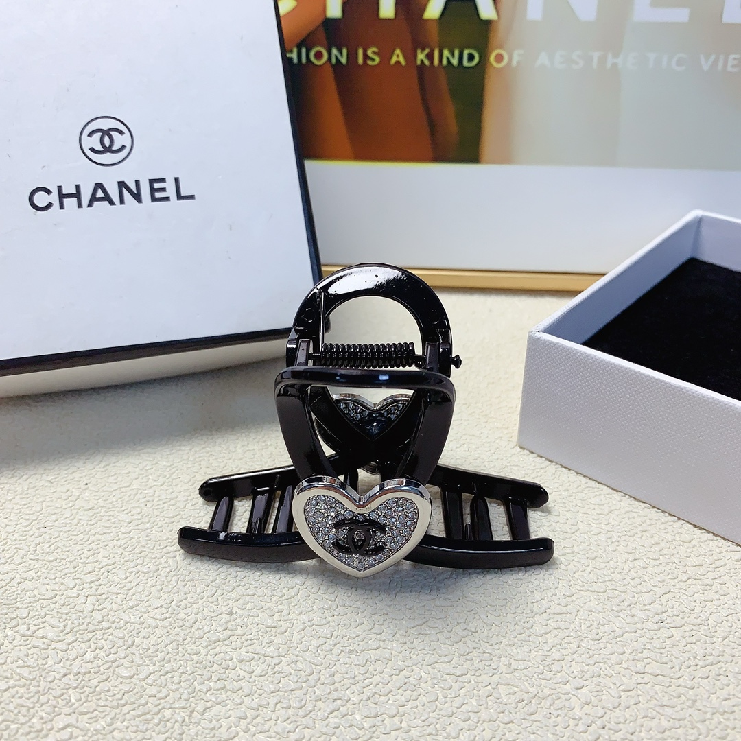 NO:280223,Chanel Xiaoxiang Chanel clip New diamond-inlaid logo clip versatile temperament Everyday exquisite items Little fairy must-have items Treasure style Closed eyes Recommended style (single) hair accessories, hairpins, chanel, hairpins19860909chanel小香 chanel抓夹 新款镶钻logo抓夹 气质百搭 日常精致小单品 小仙女必入单品 宝藏款 闭眼入推荐款（单个）发饰,发夹,chanel,hairpins,accessory