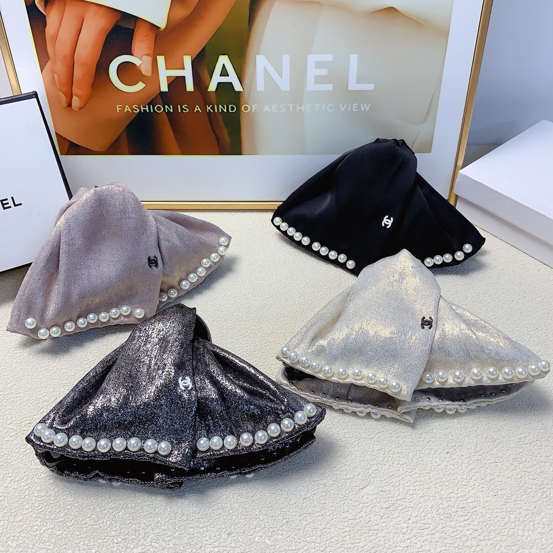 NO:280227,Chanel Xiaoxiang Chanel clip Triangle △Gold silk satin pearl logo clip versatile temperament Everyday exquisite items Little fairy must-have items Treasure style Close eyes recommended style with hairband box hair accessories, hairpins, chanel, hairpins19860909chanel小香 chanel抓夹 三角形△金丝缎面珍珠logo抓夹 气质百搭 日常精致小单品 小仙女必入单品 宝藏款 闭眼入推荐款配发箍盒发饰,发夹,chanel,hairpins,accessory