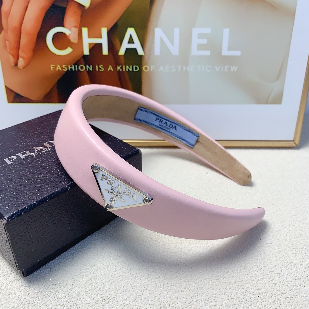 NO:280242,Prada Prada hairband Triangle △ Logo light luxury style hairband Daily exquisite items A must-have item for a versatile little fairy with a celebrity style ~ Treasure style Close eyes and recommend (single) hair accessories, hairpins, prada, prada, hairpins19860909Prada普拉达 Prada发箍 三角△logo轻奢风发箍 日常精致小单品 气质百搭小仙女必入单品 名媛风十足～宝藏款 闭眼入推荐款（单个）发饰,发夹,prada,prada,hairpins,accessory