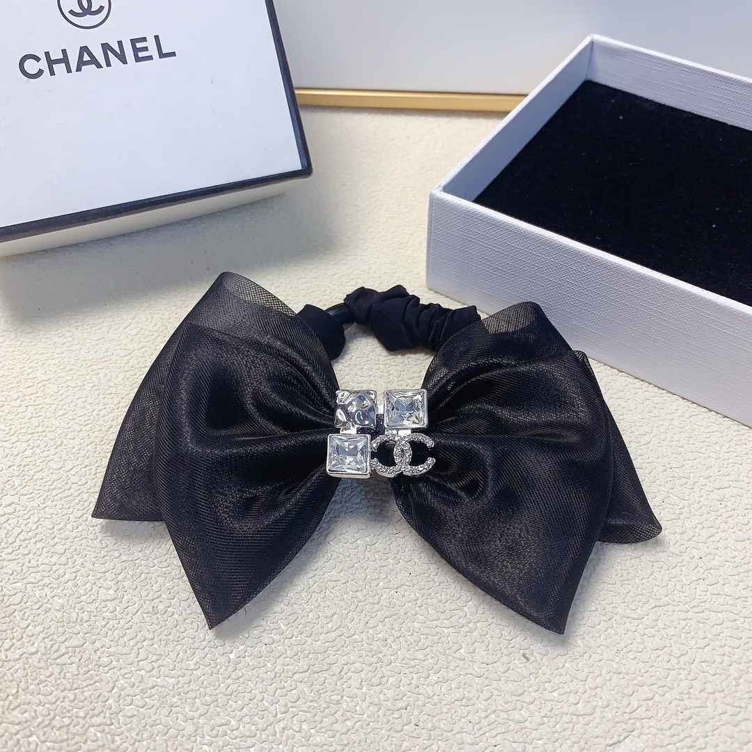NO:280240,Chanel Xiaoxiang Chanel rubber band Organya bow logo rubber band hair ring Daily exquisite items All-matched temperament and versatile little fairy must-have items Treasure style Close eyes recommended (single) hair accessories, hairpins, chanel, hairpins19860909Chanel小香 Chanel皮筋 欧根纱蝴蝶结logo皮筋发圈 日常精致小单品 气质百搭小仙女必入单品 宝藏款 闭眼入推荐款（单个）发饰,发夹,chanel,hairpins,accessory