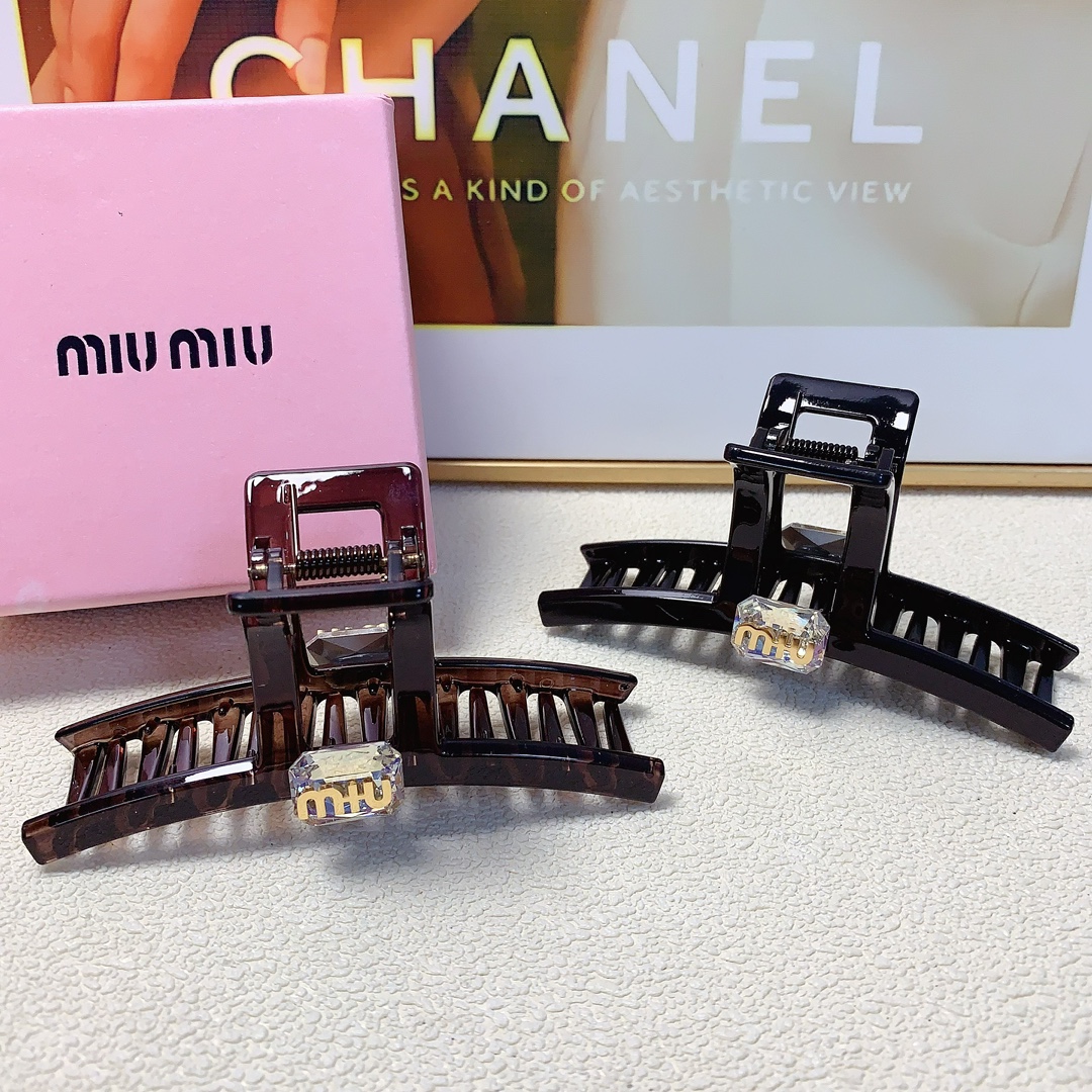 NO:280491,Miumiu Miumiu Miumiu clip Czech diamond titanium steel logo clip Temperament versatile daily exquisite items Little fairy must-have items Treasure style Close eyes recommended (single) hair accessories, hairpins, miumiu, hairpins19860909miumiu缪缪 miumiu抓夹 捷克钻钛钢logo抓夹 气质百搭 日常精致小单品 小仙女必入单品 宝藏款 闭眼入推荐款（单个）发饰,发夹,miumiu,hairpins,accessory