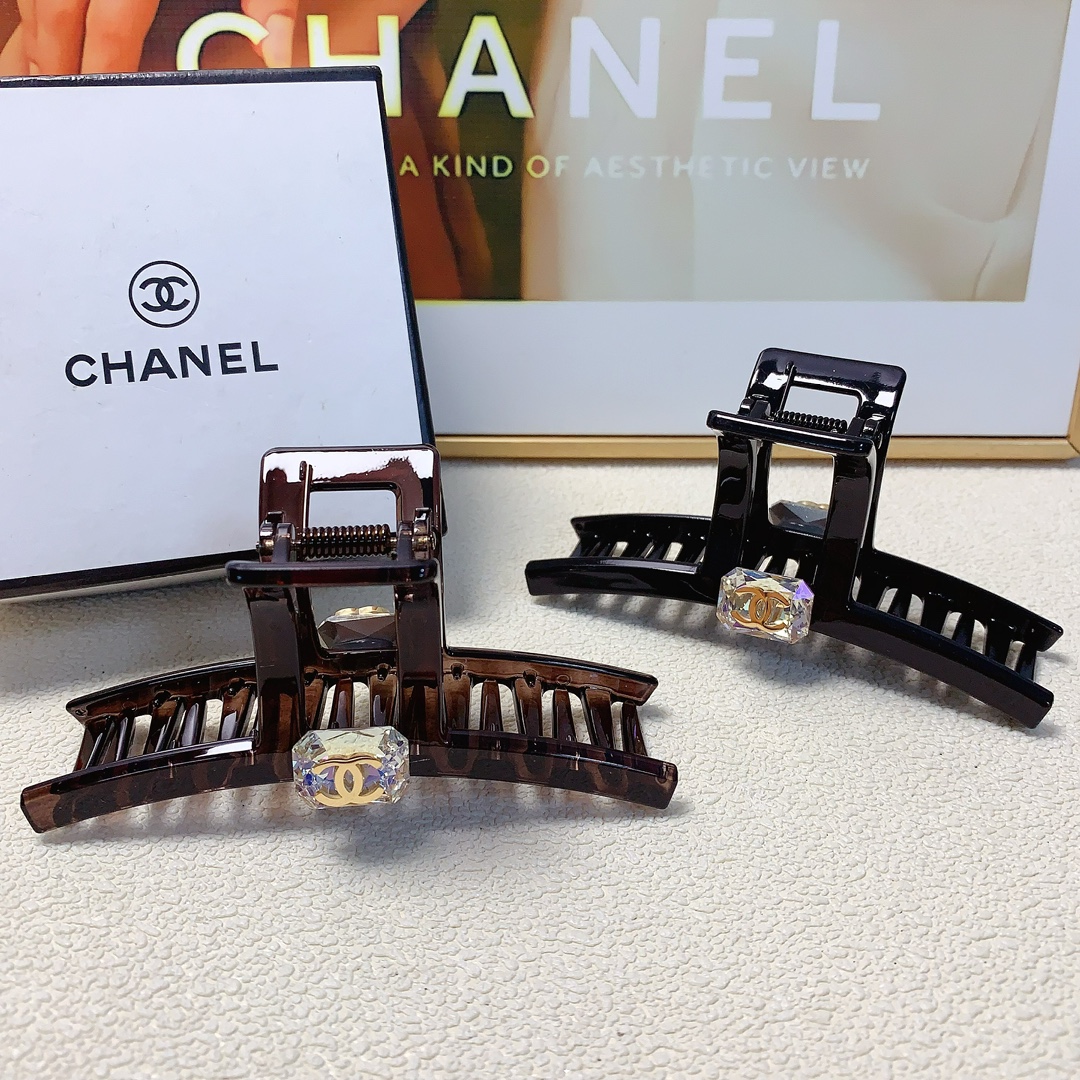 NO:280497,Chanel Xiaoxiang Chanel clip Czech diamond titanium steel logo clip Temperament versatile daily exquisite items Little fairy must-in-one items Treasure style Recommended style (single) hair accessories, hairpins, chanel, hairpins19860909chanel小香 chanel抓夹 捷克钻钛钢logo抓夹 气质百搭 日常精致小单品 小仙女必入单品 宝藏款 闭眼入推荐款（单个）发饰,发夹,chanel,hairpins,accessory