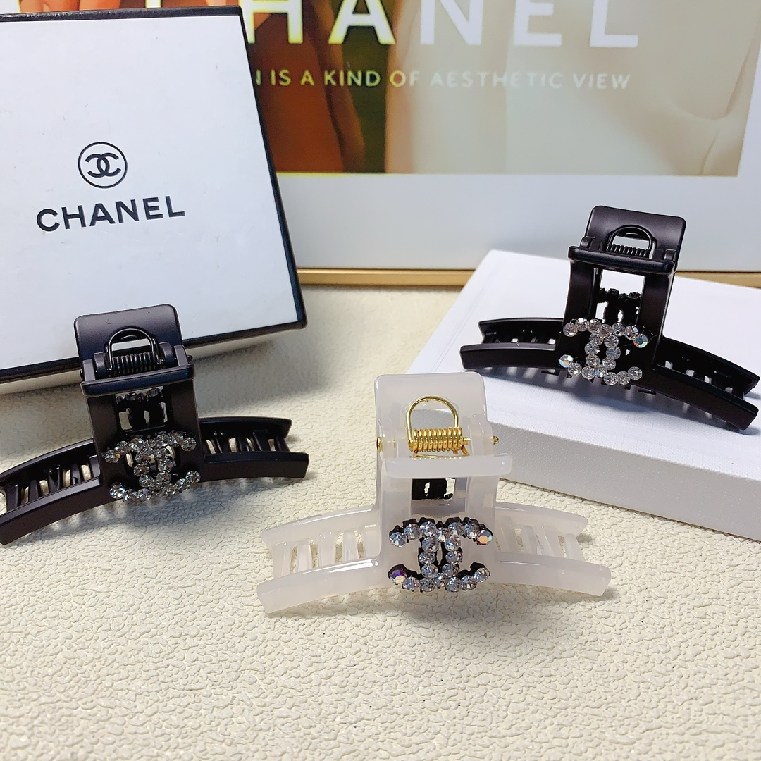 NO:280677,Chanel Xiaoxiang Chanel clip Czech diamond logo clip Temperament versatile daily exquisite items Little fairy must-have items Treasure style Close eyes recommended (single) hair accessories, hairpins, chanel, hairpins19860909chanel小香 chanel抓夹 捷克钻logo抓夹 气质百搭 日常精致小单品 小仙女必入单品 宝藏款 闭眼入推荐款（单个）发饰,发夹,chanel,hairpins,accessory