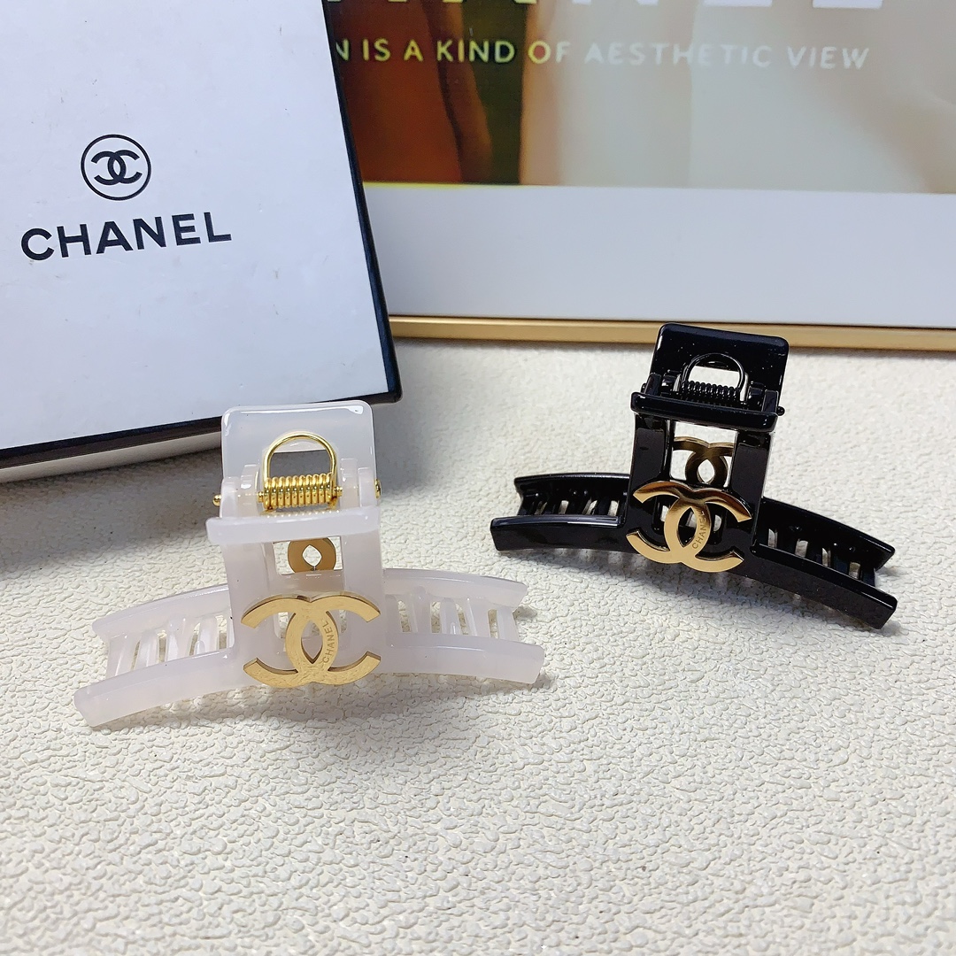 NO:280681,Chanel Xiaoxiang Chanel clip titanium steel logo clip versatile temperament and exquisite daily items. Must-in-place items for fairies. Treasure style. Recommended style for closed eyes (single) hair accessories, hairpins, chanel, hairpins19860909chanel小香 chanel抓夹 钛钢logo抓夹 气质百搭 日常精致小单品 小仙女必入单品 宝藏款 闭眼入推荐款（单个）发饰,发夹,chanel,hairpins,accessory