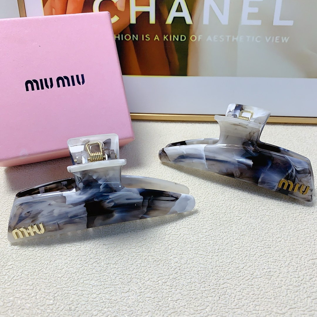 NO:280495,Miumiu Miumiu Miumiu clips, acetic acid ink and wash logo clips, versatile temperament, daily exquisite items, must-have items for fairies, treasure style, recommended style for closed eyes (single with hairband box), hair accessories, hairpins, miumiu, hairpins19860909miumiu缪缪 miumiu抓夹 醋酸水墨风logo抓夹 气质百搭 日常精致小单品 小仙女必入单品 宝藏款 闭眼入推荐款（单个配发箍盒）发饰,发夹,miumiu,hairpins,accessory