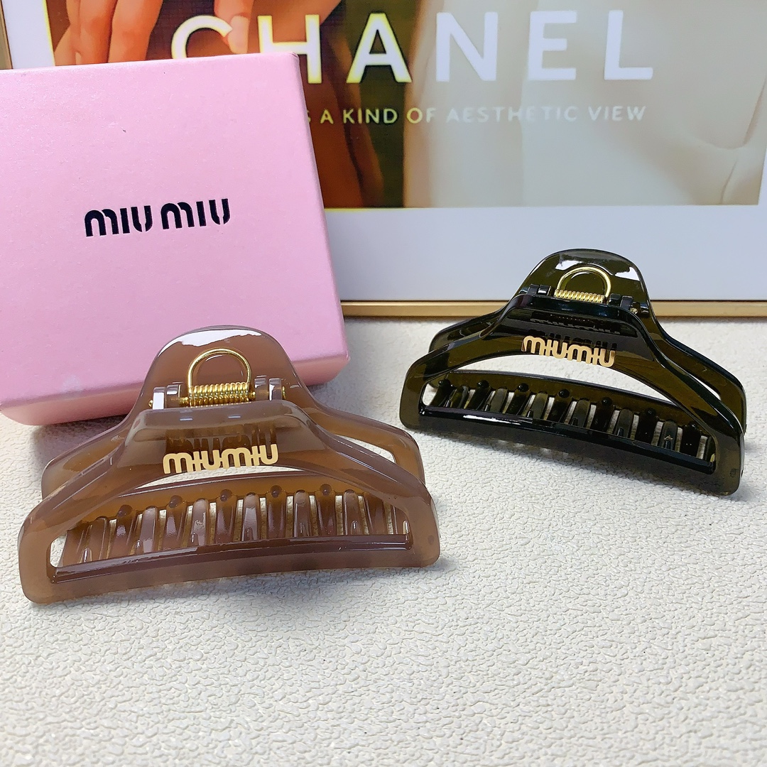 NO:280498,Miumiu Miumiu Miumiu clip titanium steel logo clip versatile temperament and exquisite daily items. Must-in-place items for fairies. Treasure style. Recommended style for closed eyes (single) hair accessories, hairpins, miumiu, hairpins19860909miumiu缪缪 miumiu抓夹 钛钢logo抓夹 气质百搭 日常精致小单品 小仙女必入单品 宝藏款 闭眼入推荐款（单个）发饰,发夹,miumiu,hairpins,accessory
