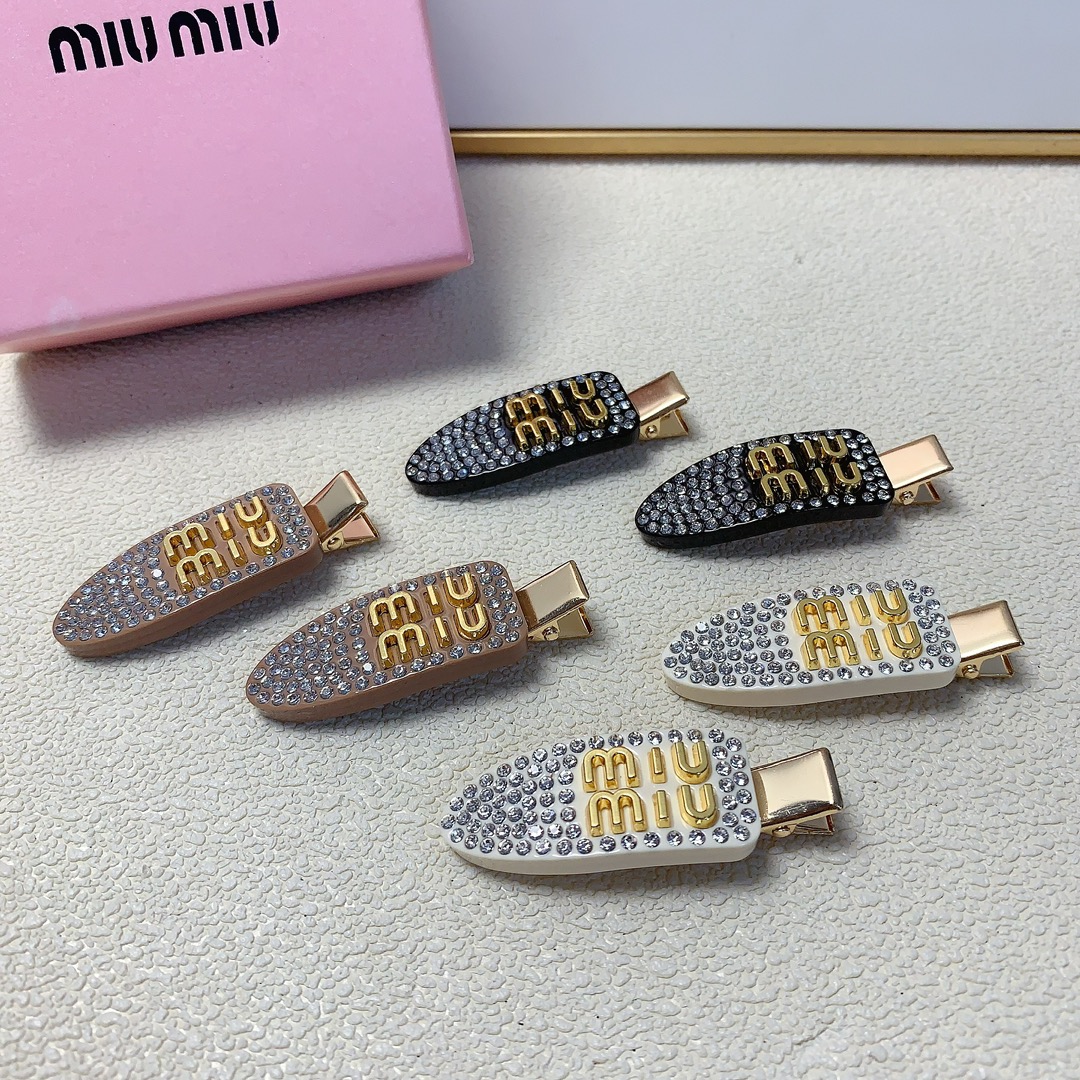 NO:280500,Miumiu Miumiu press clip full diamond logo press clip edge clip bang clip daily exquisite small items, temperament versatile little fairy must-have items Treasure style Close eyes recommended (a pair) hair accessories, hairpins, miumiu, hairpins19860909miumiu缪缪 miumiu压夹 满钻logo压夹边夹刘海夹日常精致小单品 气质百搭小仙女必入单品 宝藏款 闭眼入推荐款（一对）发饰,发夹,miumiu,hairpins,accessory