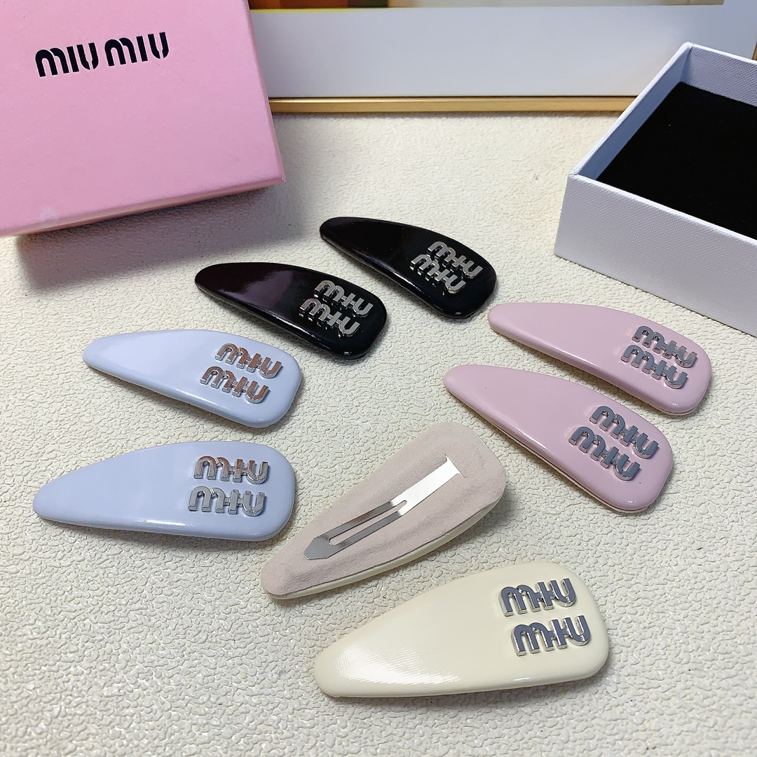 NO:280502,Miumiu Miumiu hairpin patent leather logo edge clip BB clip Temperament versatile little fairy must-have item Treasure style Close eyes recommended (one pair) hair accessories, hairpins, miumiu, hairpins19860909miumiu缪缪 miumiu发夹 漆皮logo边夹BB夹 气质百搭小仙女必入单品 宝藏款 闭眼入推荐款（一对）发饰,发夹,miumiu,hairpins,accessory