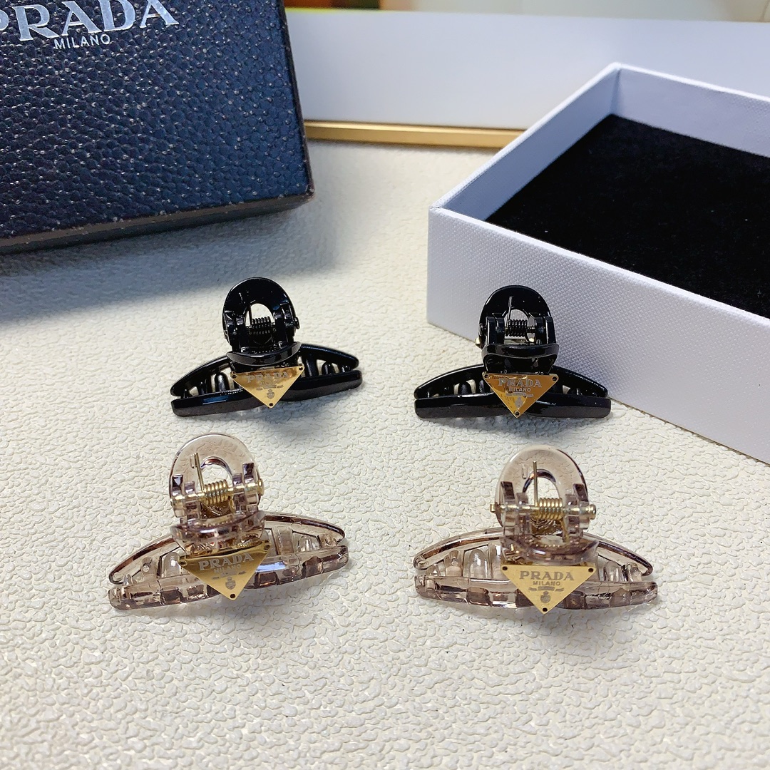NO:280515,Prada Prada clip titanium steel logo clip Korean version small edge clip Exquisite fairy must-in-one item Treasure model Close eyes recommended (one pair) hair accessories, hairpins, prada, prada, hairpins19860909Prada普拉达 Prada抓夹 钛钢logo抓夹韩版小边夹 精致小仙女必入单品 宝藏款 闭眼入推荐款（一对）发饰,发夹,prada,prada,hairpins,accessory