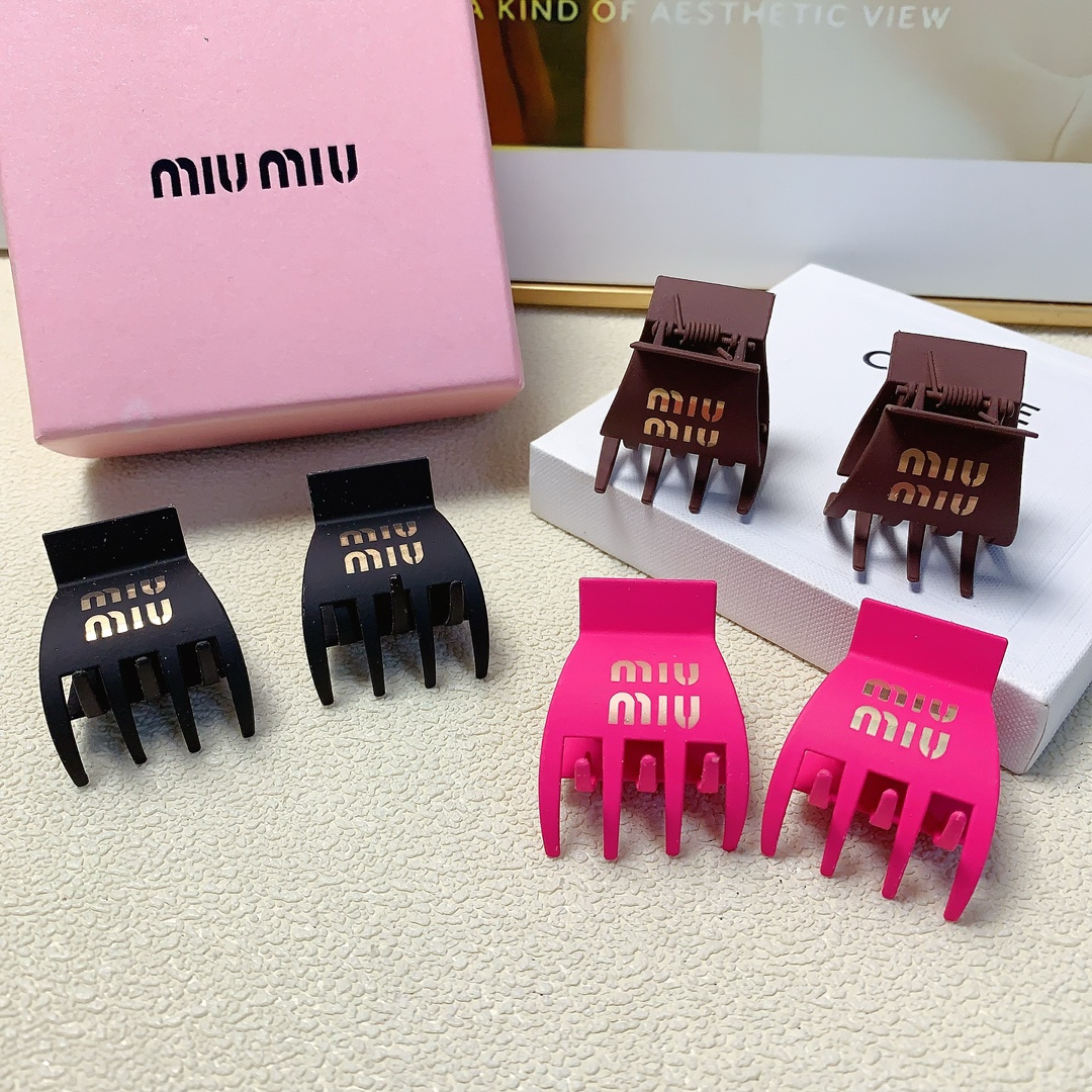 NO:280525,Miumiu Miumiu hairpin metal logo clip Korean version small edge clip exquisite little fairy must-in item Treasure style Close eyes recommended (a pair) hair accessories, hairpins, miumiu, hairpins19860909miumiu缪缪 miumiu发夹 金属logo抓夹韩版小边夹 精致小仙女必入单品 宝藏款 闭眼入推荐款（一对）发饰,发夹,miumiu,hairpins,accessory