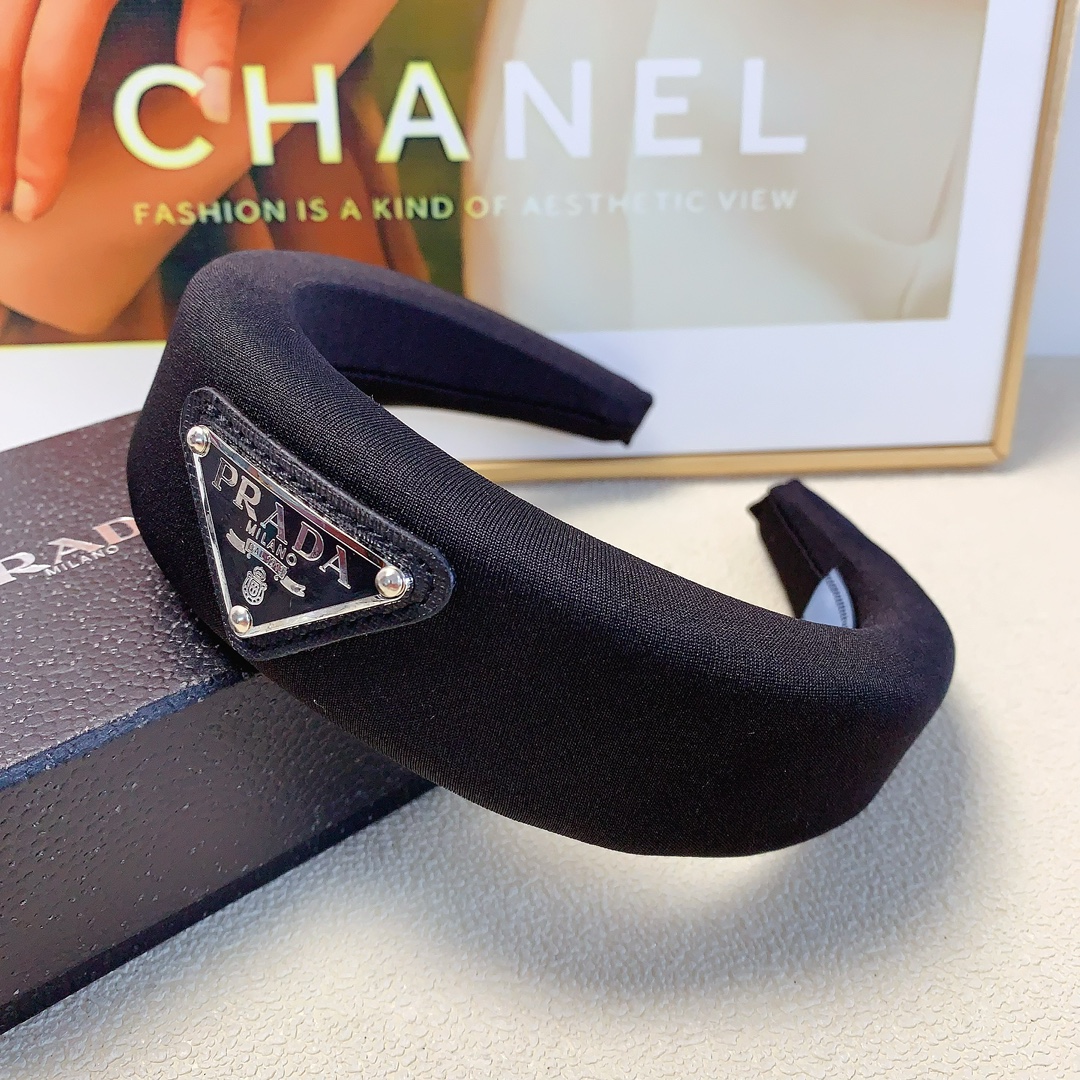 NO:280820,Prada Prada hairband Classic sponge Gaul top triangle logo hairband European and American style versatile daily exquisite items Little fairy must-have items Treasure style Close eyes recommended (single) hair accessories, hairpins, prada, prada, hairpins19860909Prada普拉达 Prada发箍 经典款海绵高卢顶三角logo发箍欧美风气质百搭 日常精致小单品 小仙女必入单品 宝藏款 闭眼入推荐款（单个）发饰,发夹,prada,prada,hairpins,accessory