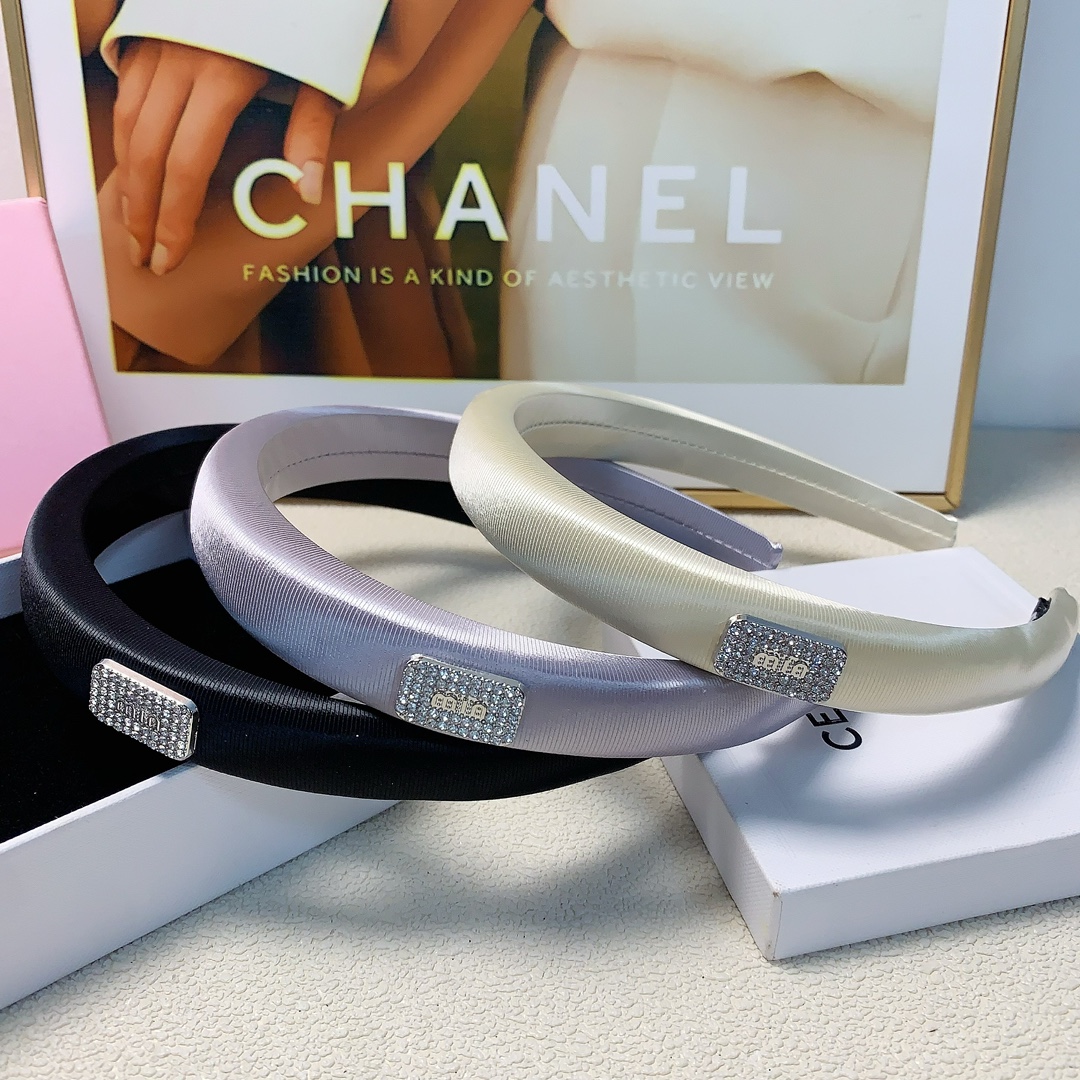 NO:280939,Miumiu Miumiu hairband, diamond-inlaid logo simple hairband, temperament versatile little fairy must-have item, treasure style, closed eyes recommended (single) hair accessories, hairpins, miumiu, hairpins19860909miumiu缪缪 miumiu发箍 镶钻logo简约发箍 气质百搭小仙女必入单品 宝藏款 闭眼入推荐款（单个）发饰,发夹,miumiu,hairpins,accessory