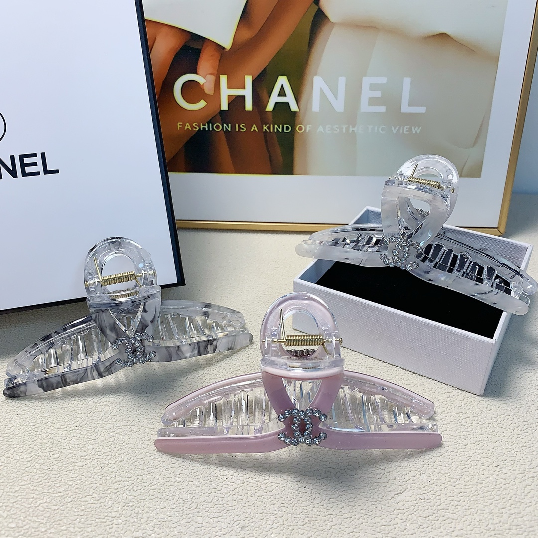 NO:280955,Chanel Xiaoxiang Chanel clip, acetic acid full diamond logo clip, versatile temperament, daily exquisite items, must-have items for fairies, treasure style, recommended style for closed eyes (single with hairband), hair accessories, hairpins, chanel, hairpins19860909chanel小香 chanel抓夹 醋酸满钻logo抓夹 气质百搭 日常精致小单品 小仙女必入单品 宝藏款 闭眼入推荐款（单个配发箍）发饰,发夹,chanel,hairpins,accessory