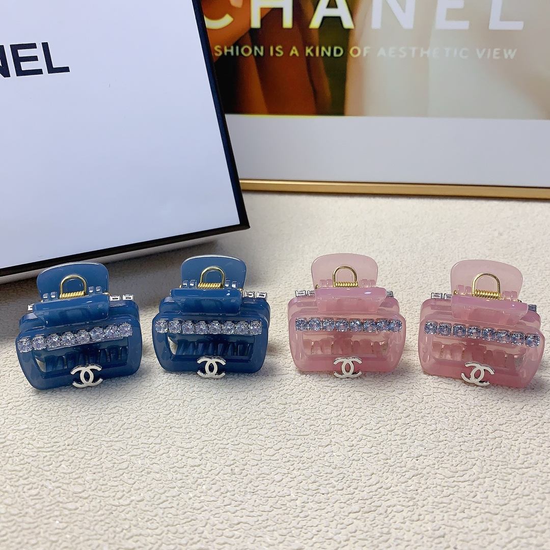 NO:280969,Chanel Xiaoxiang Chanel clip New logo clip Korean version small edge clip Exquisite fairy must-in-one item Treasure style Recommended style closed eyes (a pair of hair accessories, hairpins, chanel, hairpins19860909chanel小香 chanel抓夹 新款logo抓夹韩版小边夹 精致小仙女必入单品 宝藏款 闭眼入推荐款（一对发饰,发夹,chanel,hairpins,accessory