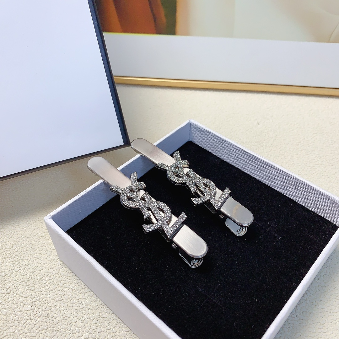 NO:280941,YSL Saint Laurent Poplar Press Clip Metal Full Diamond Logo Press Clip Bangs Clip Daily exquisite small items, Temperament versatile little fairy must-have items, Treasure style, Close eyes recommended style (a pair) hair accessories, hairpins, saint laurent, saint laurent, hairpins19860909YSL圣罗兰 杨树林压夹 金属满钻logo压夹边夹刘海夹日常精致小单品 气质百搭小仙女必入单品 宝藏款 闭眼入推荐款（一对）发饰,发夹,saint laurent,saint laurent,hairpins,accessory