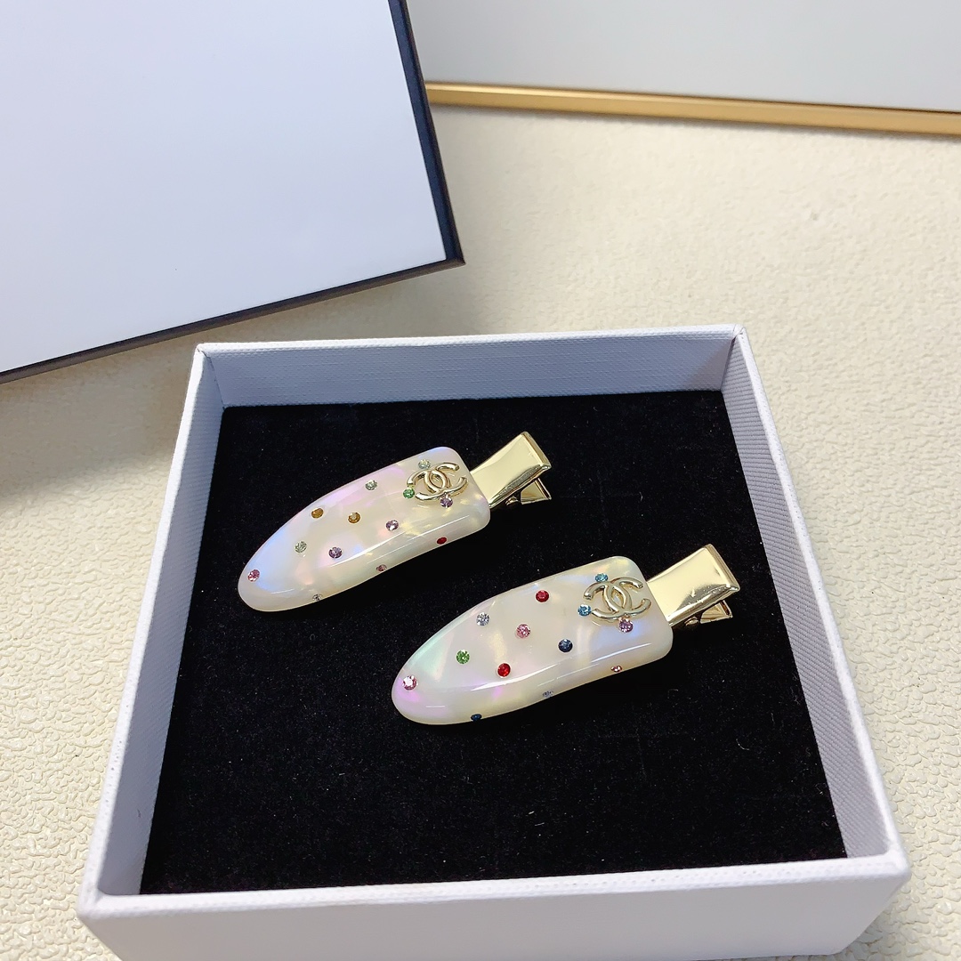 NO:280946,Chanel Xiaoxiang Chanel press clip acetate color diamond logo press clip edge clip bang clip daily exquisite small items, temperament versatile little fairy must-have items, treasure style, closed eyes recommended style (a pair) hair accessories, hairpins, chanel, hairpins19860909chanel小香 chanel压夹 醋酸彩钻logo压夹边夹刘海夹日常精致小单品 气质百搭小仙女必入单品 宝藏款 闭眼入推荐款（一对）发饰,发夹,chanel,hairpins,accessory