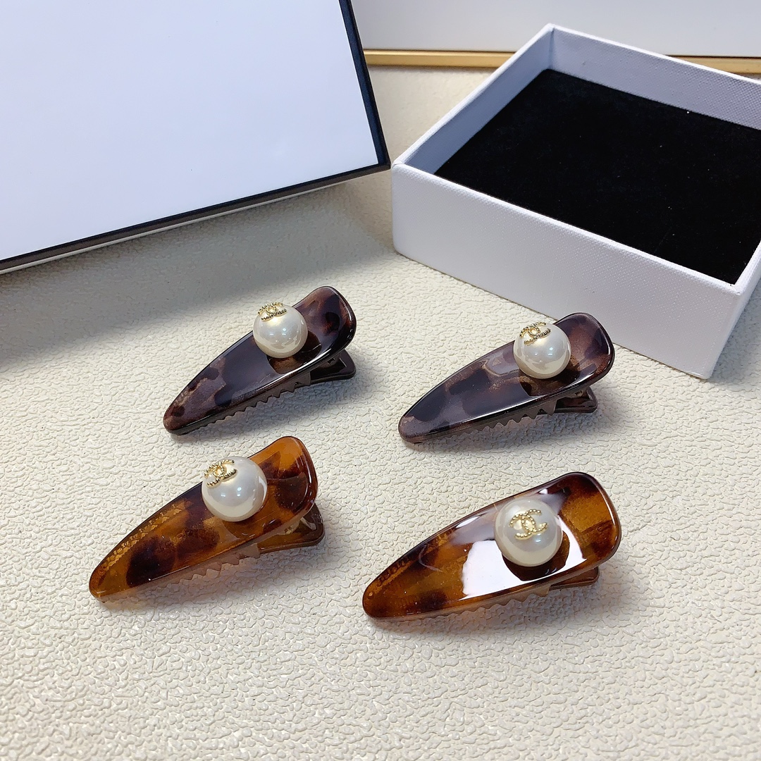 NO:280952,Chanel Xiaoxiang Chanel Pressing Clip Pearl Logo Pressing Clip Bangs Clip Daily exquisite items, Temperament versatile little fairy must-have items, Treasure style, Eye-closed recommended style (a pair of hair accessories, hairpins, chanel, hairpins19860909chanel小香 chanel压夹 珍珠logo压夹边夹刘海夹日常精致小单品 气质百搭小仙女必入单品 宝藏款 闭眼入推荐款（一对发饰,发夹,chanel,hairpins,accessory