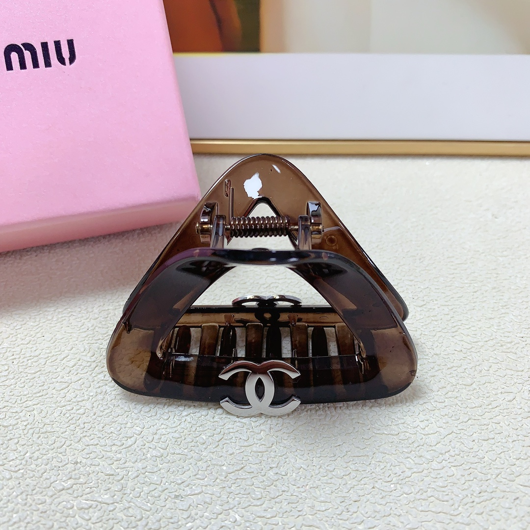 NO:281015,Chanel Xiaoxiang Chanel clip Triangle titanium steel logo clip versatile temperament Everyday exquisite items Little fairy must-have items Treasure style Recommended style closed eyes (single hair accessories, hairpins, chanel, hairpins19860909chanel小香 chanel抓夹 三角形钛钢logo抓夹 气质百搭 日常精致小单品 小仙女必入单品 宝藏款 闭眼入推荐款（单个发饰,发夹,chanel,hairpins,accessory