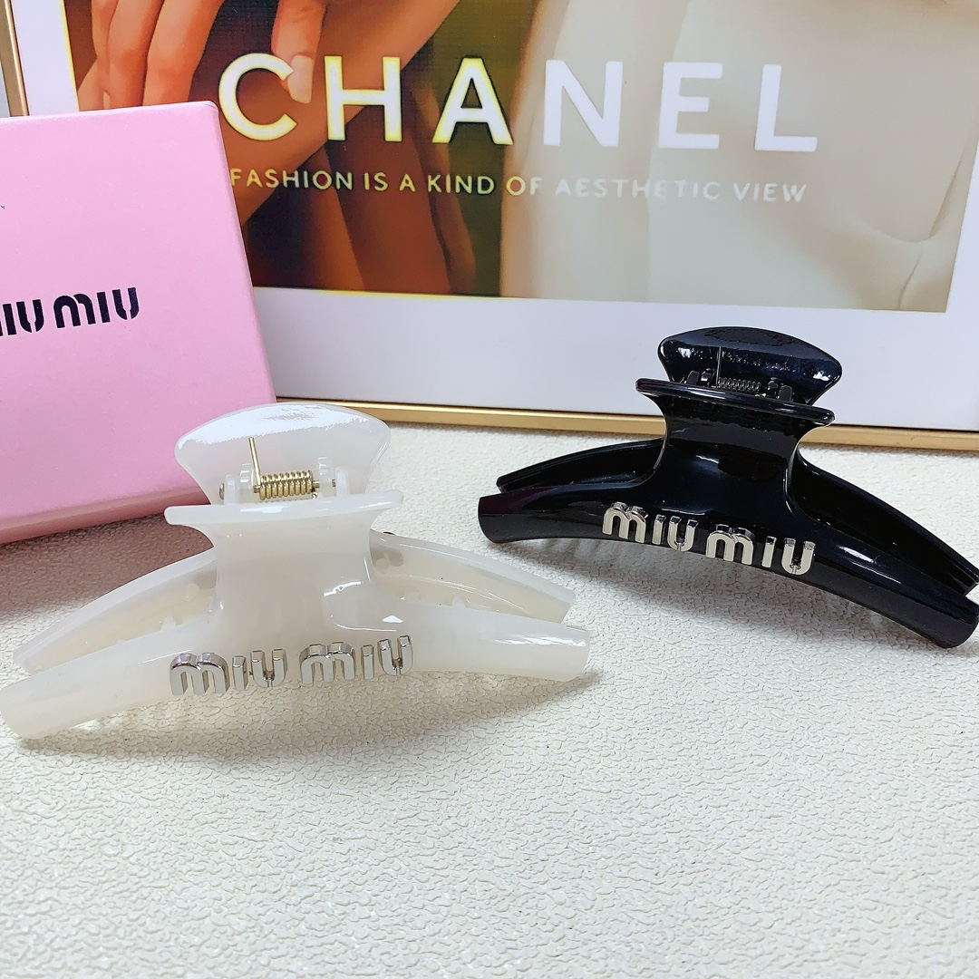 NO:280981,Miumiu Miumiu hairpin new letter logo clip temperament versatile daily exquisite small items must-in for little fairies Treasure style Closed eyes recommended (single hairband box) hair accessories, hairpins, miumiu, hairpins19860909miumiu缪缪 miumiu发夹 新款字母logo抓夹气质百搭日常精致小单品小仙女必入单品 宝藏款 闭眼入推荐款（单个配发箍盒）发饰,发夹,miumiu,hairpins,accessory