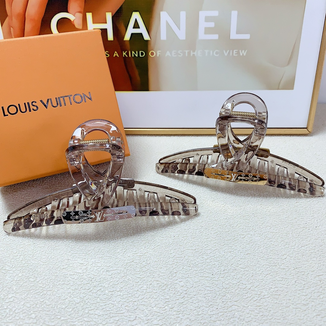 NO:280986,LV Louis Vuitton donkey hairpin new titanium steel logo clip, versatile temperament, daily exquisite items, must-have items for fairies, treasure style, recommended style for closed eyes (single with hairband box) hair accessories, hairpins, louis vuitton, louis vuitton, louis vuitton, louis vuitton, hairpins19860909LV路易威登 驴牌发夹 新款钛钢logo抓夹 气质百搭 日常精致小单品 小仙女必入单品 宝藏款 闭眼入推荐款（单个配发箍盒）发饰,发夹,louis vuitton,louis vuitton,louis vuitton,hairpins,accessory